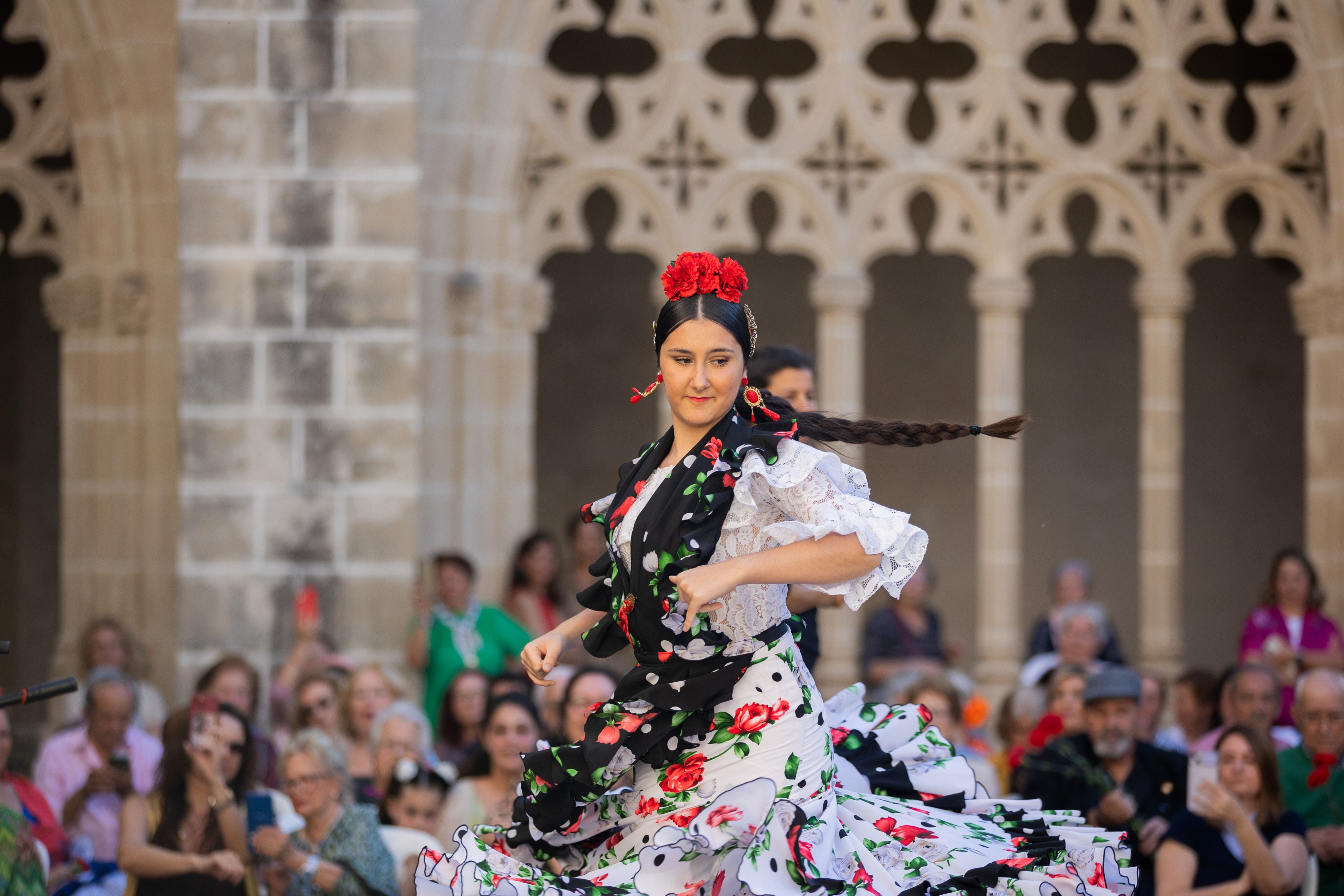  Desfile de 'mujeres con arte' en los Claustros de Santo Domingo de Jerez