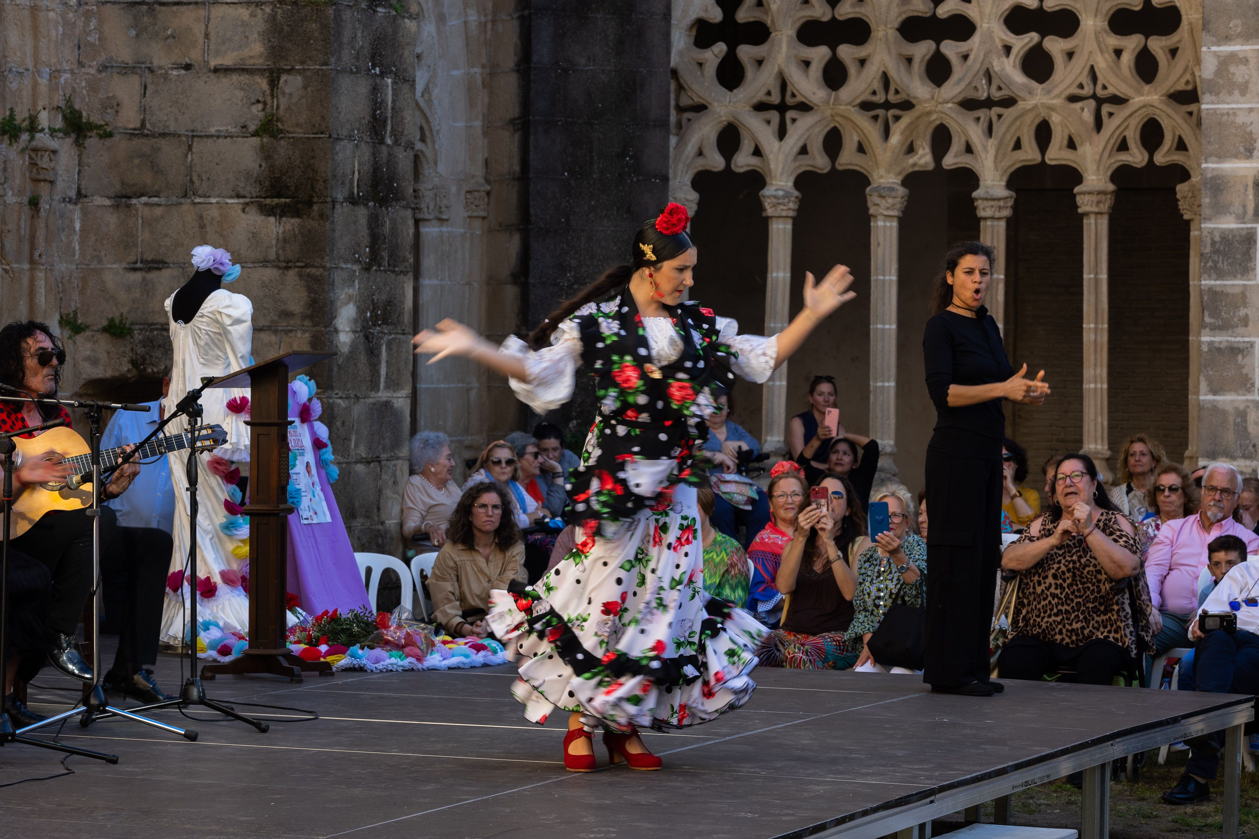  Desfile de 'mujeres con arte' en los Claustros de Santo Domingo de Jerez