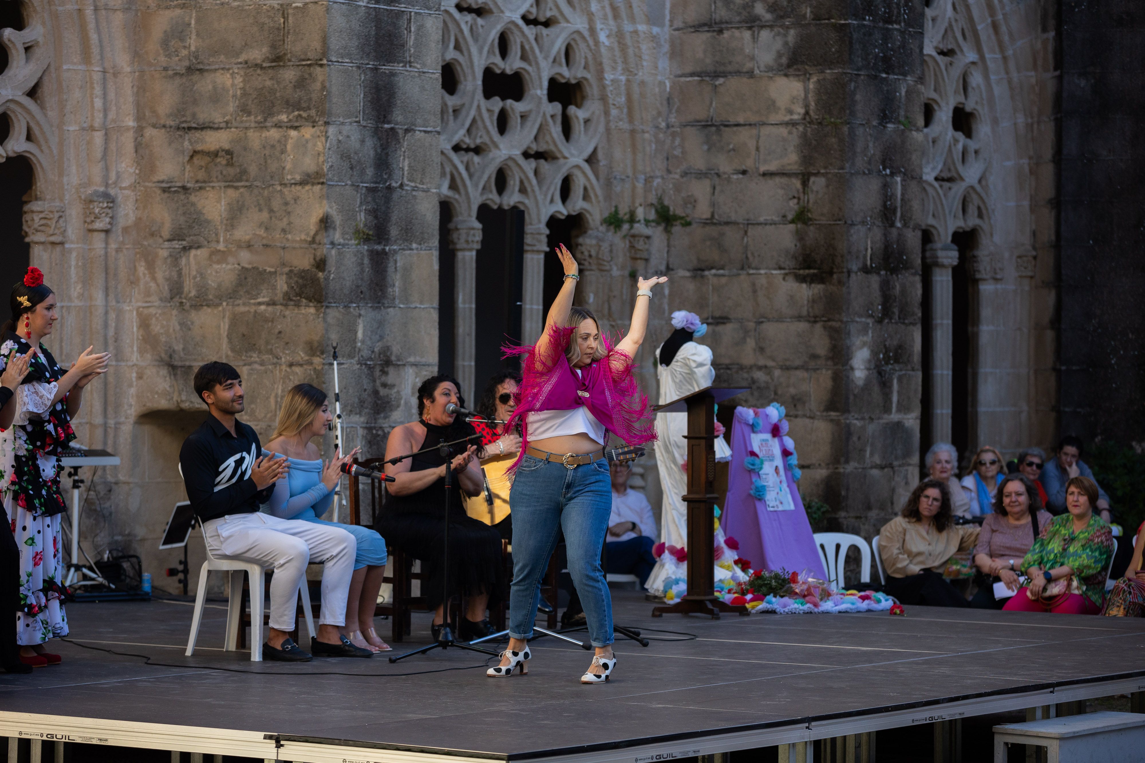 Desfile de 'mujeres con arte' en los Claustros de Santo Domingo de Jerez