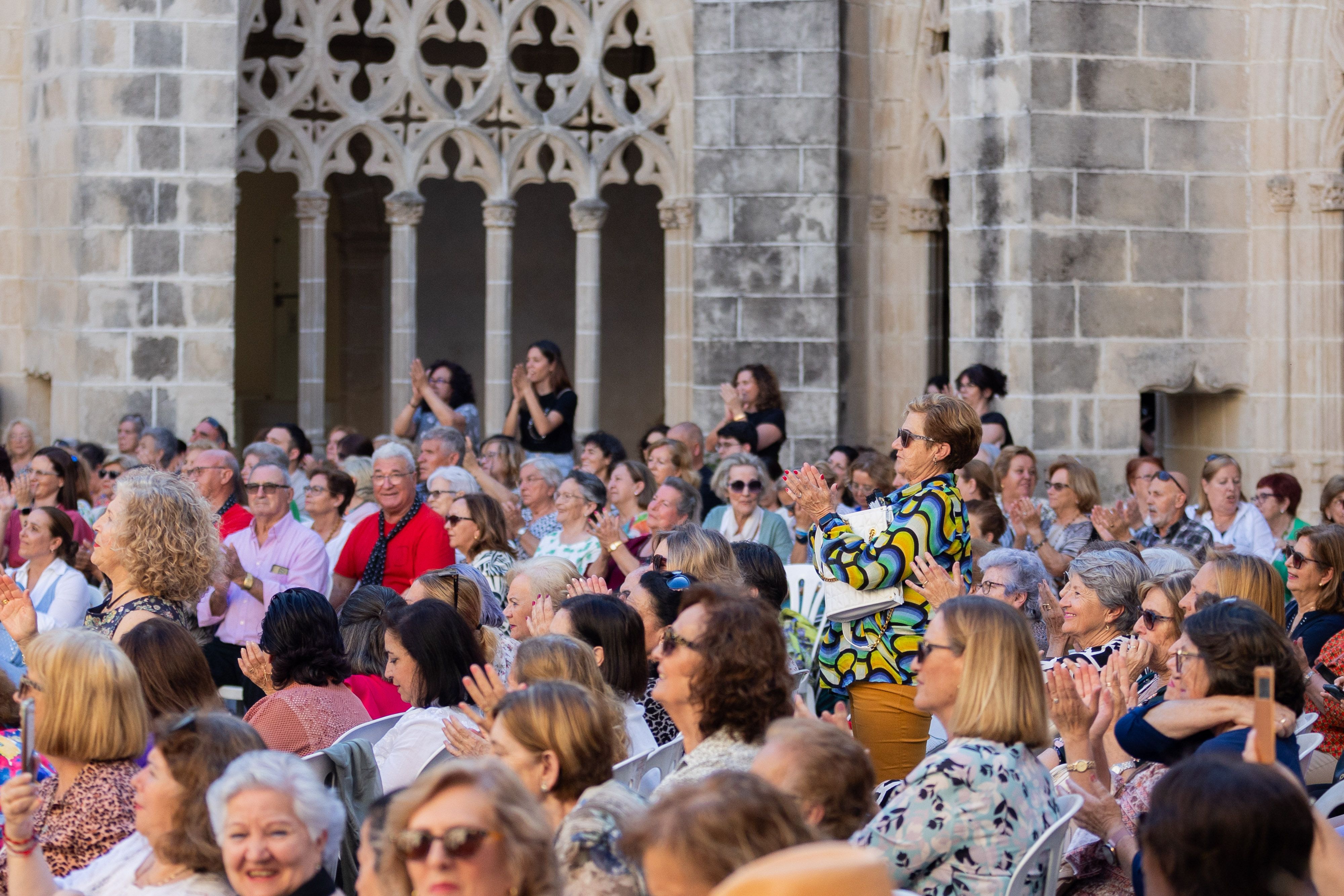  Desfile de 'mujeres con arte' en los Claustros de Santo Domingo de Jerez