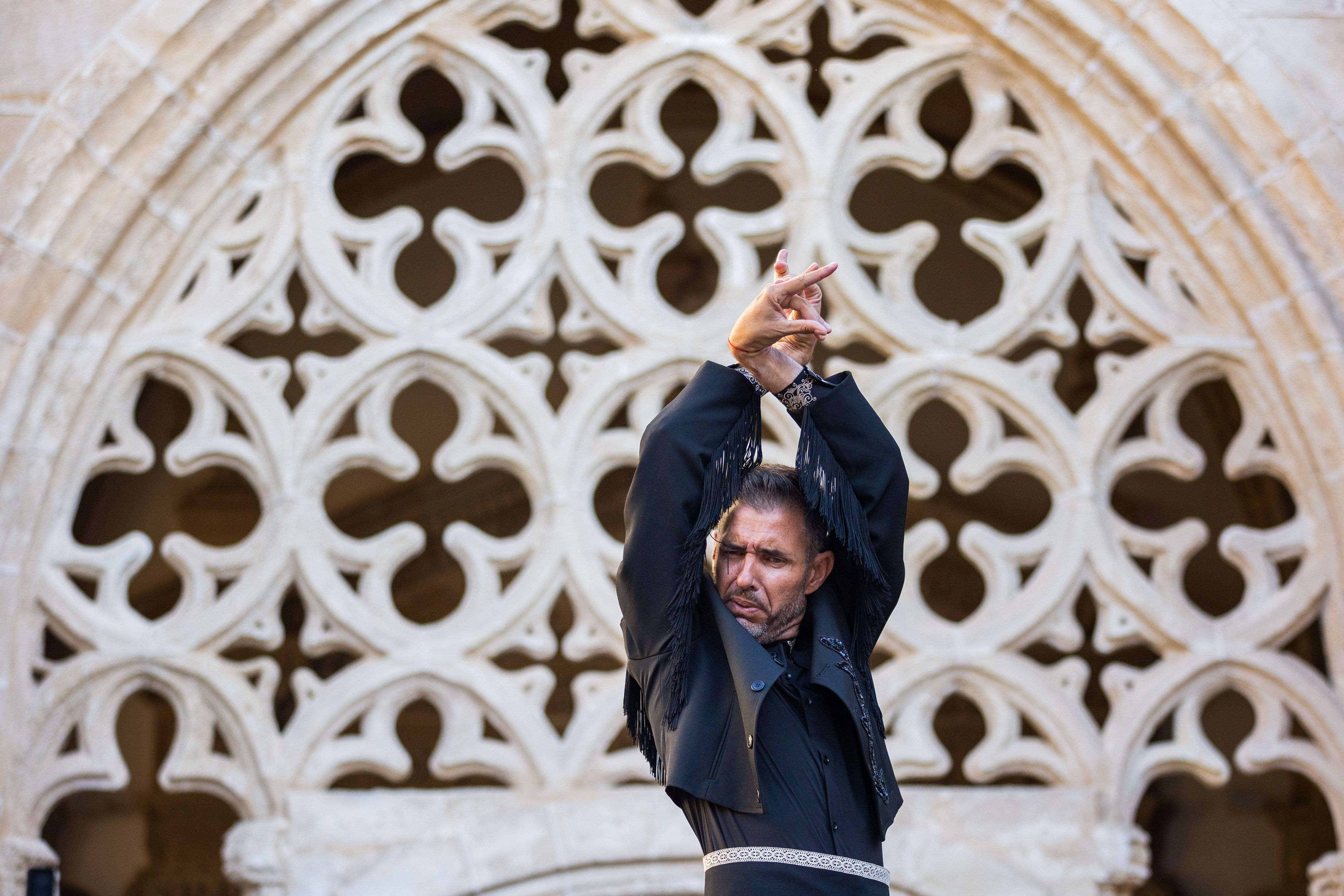  Desfile de 'mujeres con arte' en los Claustros de Santo Domingo de Jerez