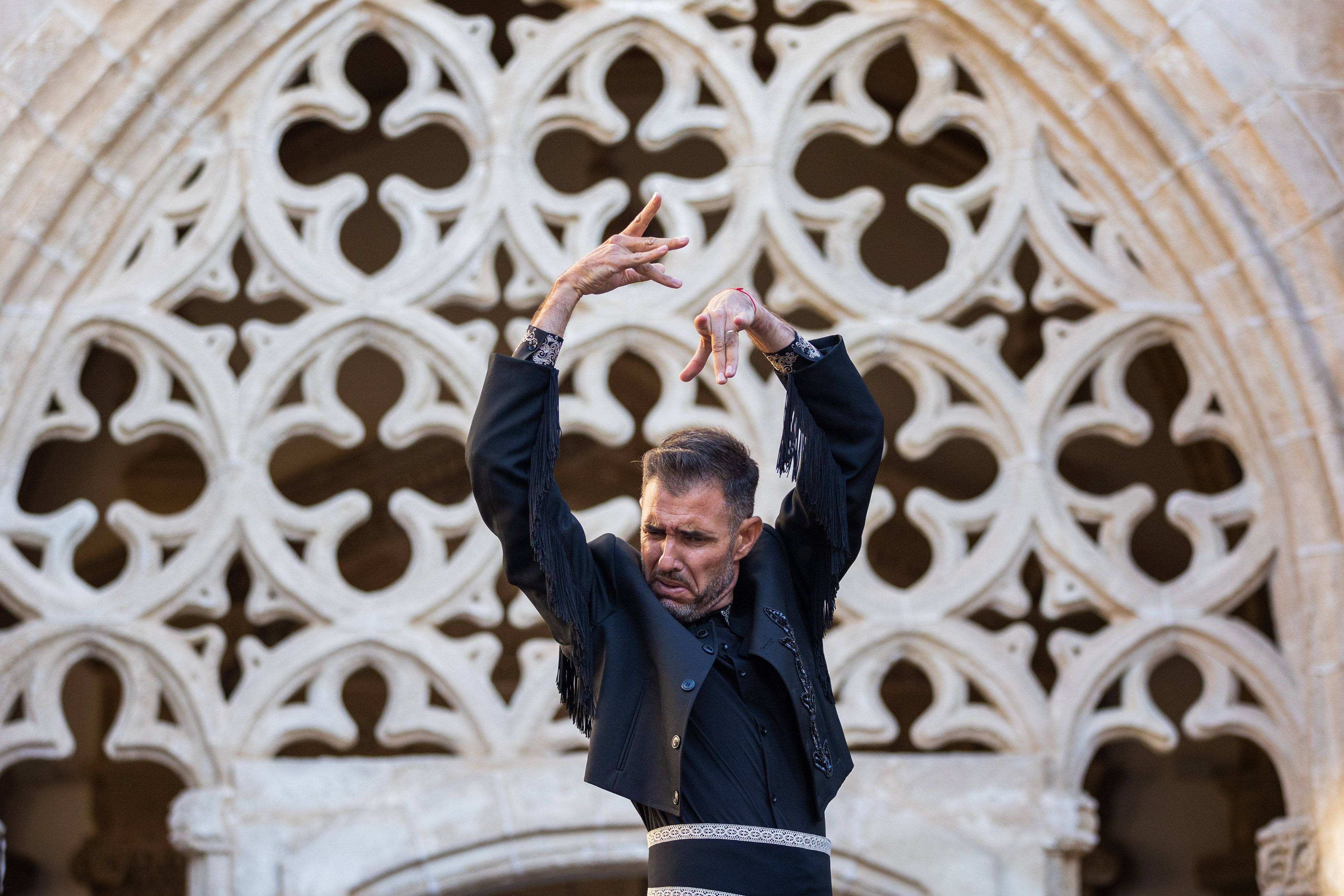  Desfile de 'mujeres con arte' en los Claustros de Santo Domingo de Jerez