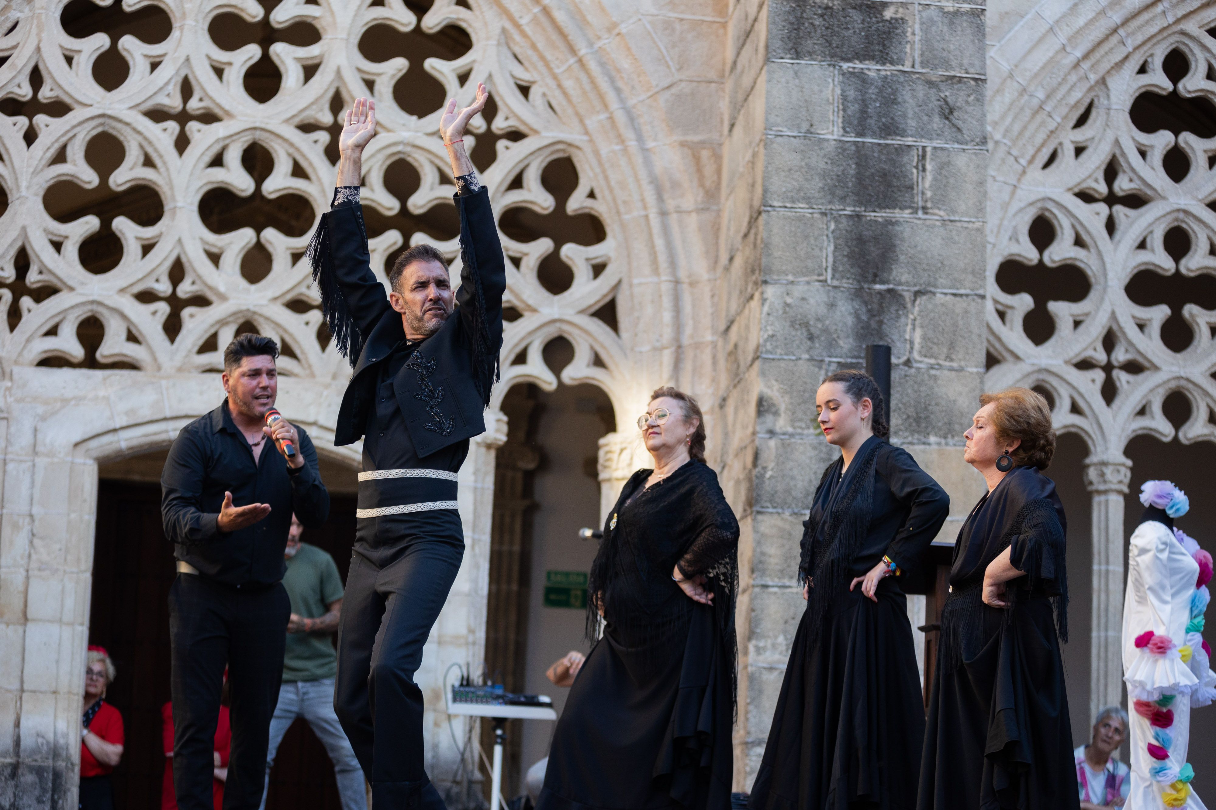  Desfile de 'mujeres con arte' en los Claustros de Santo Domingo de Jerez
