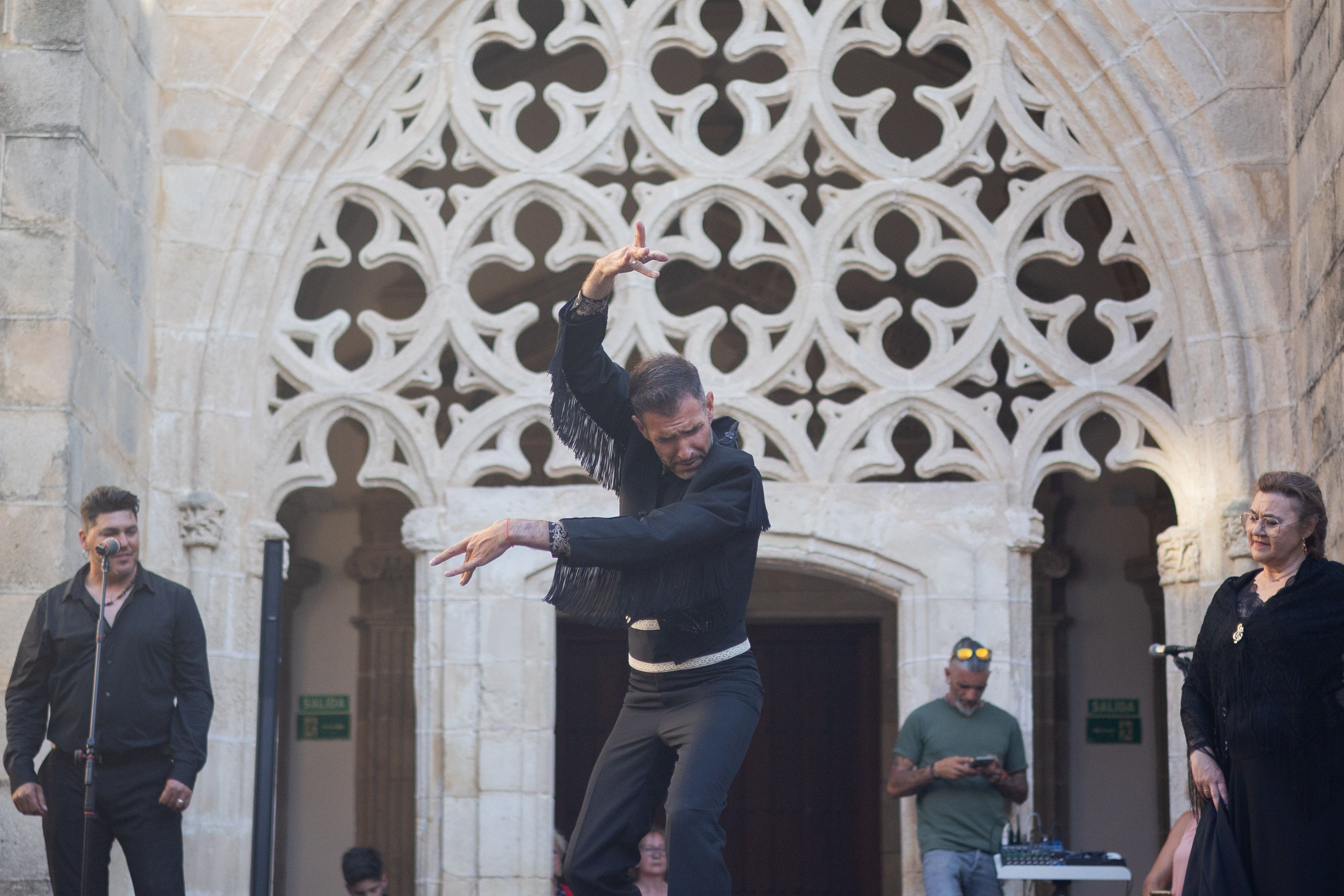  Desfile de 'mujeres con arte' en los Claustros de Santo Domingo de Jerez