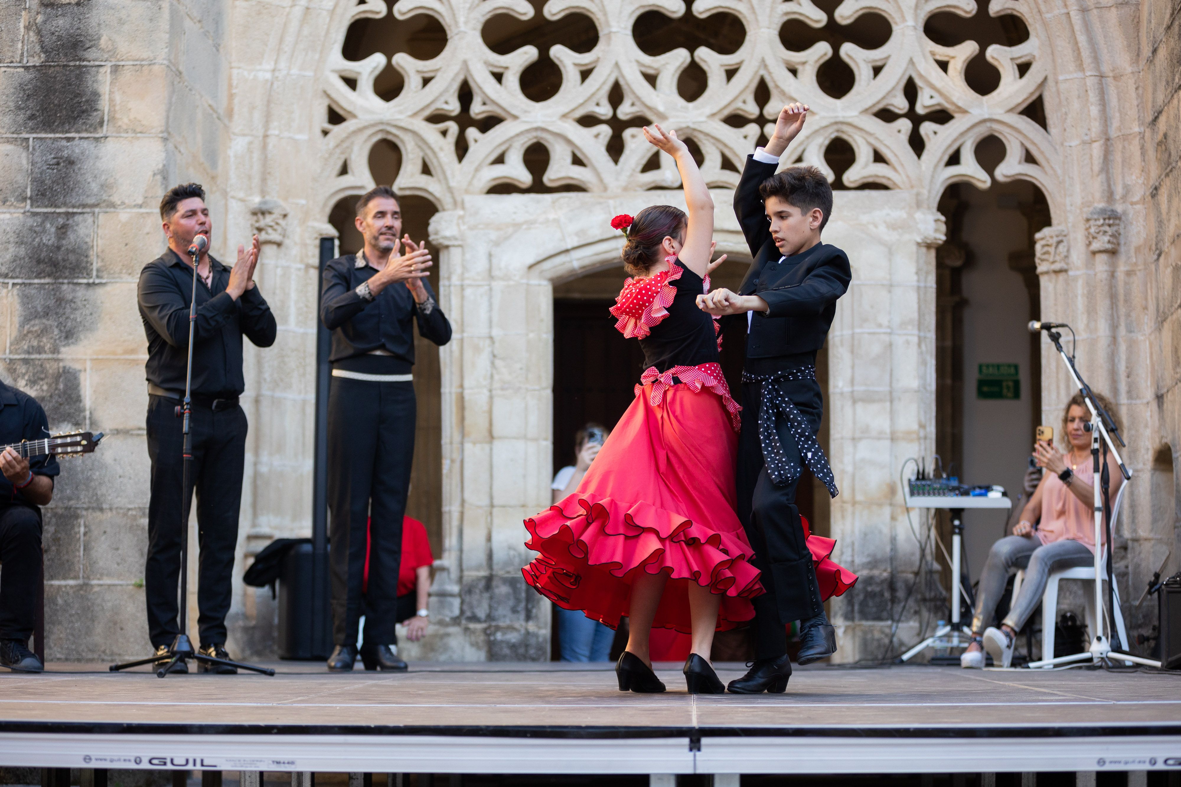  Desfile de 'mujeres con arte' en los Claustros de Santo Domingo de Jerez