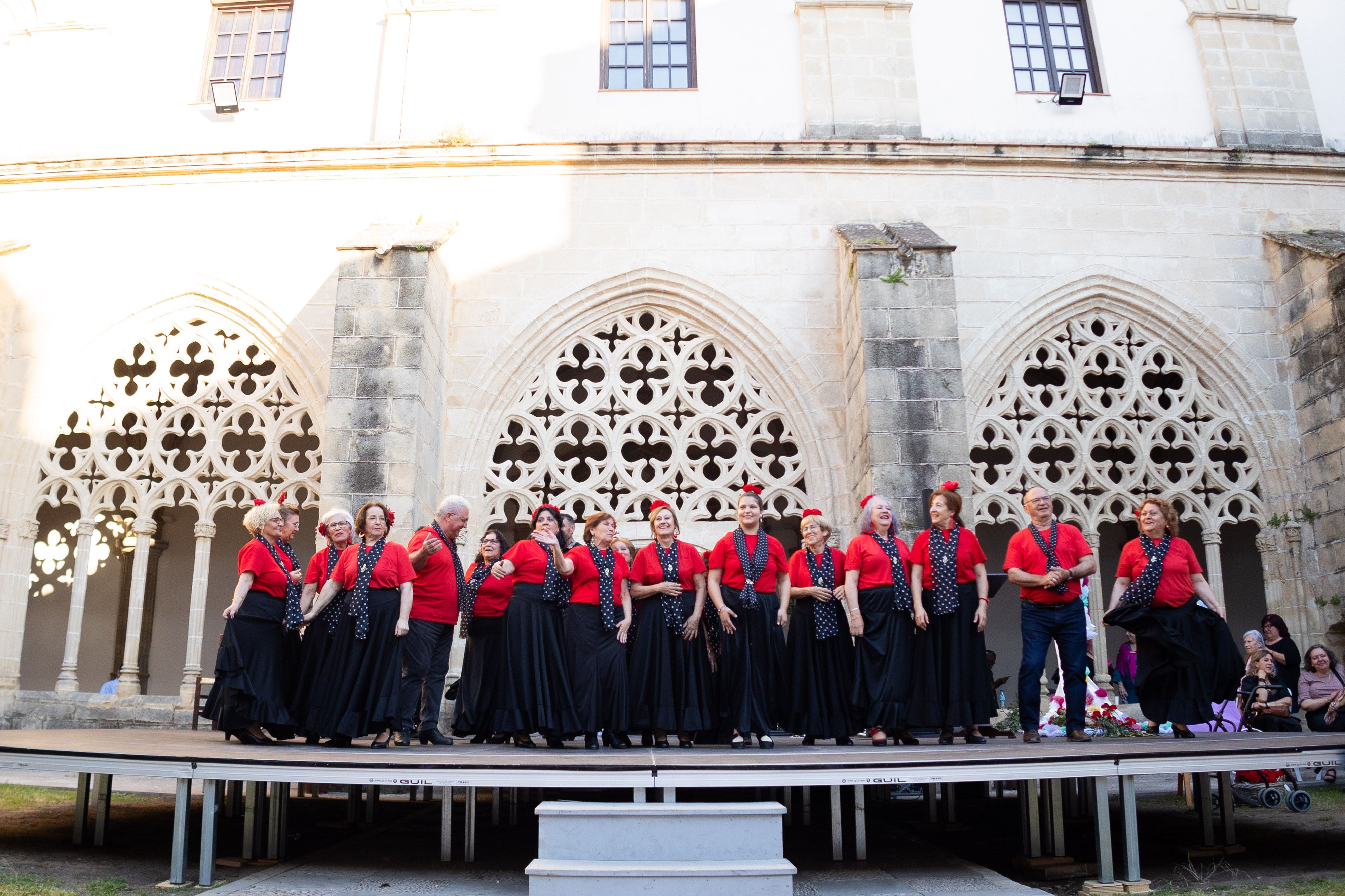  Desfile de 'mujeres con arte' en los Claustros de Santo Domingo de Jerez