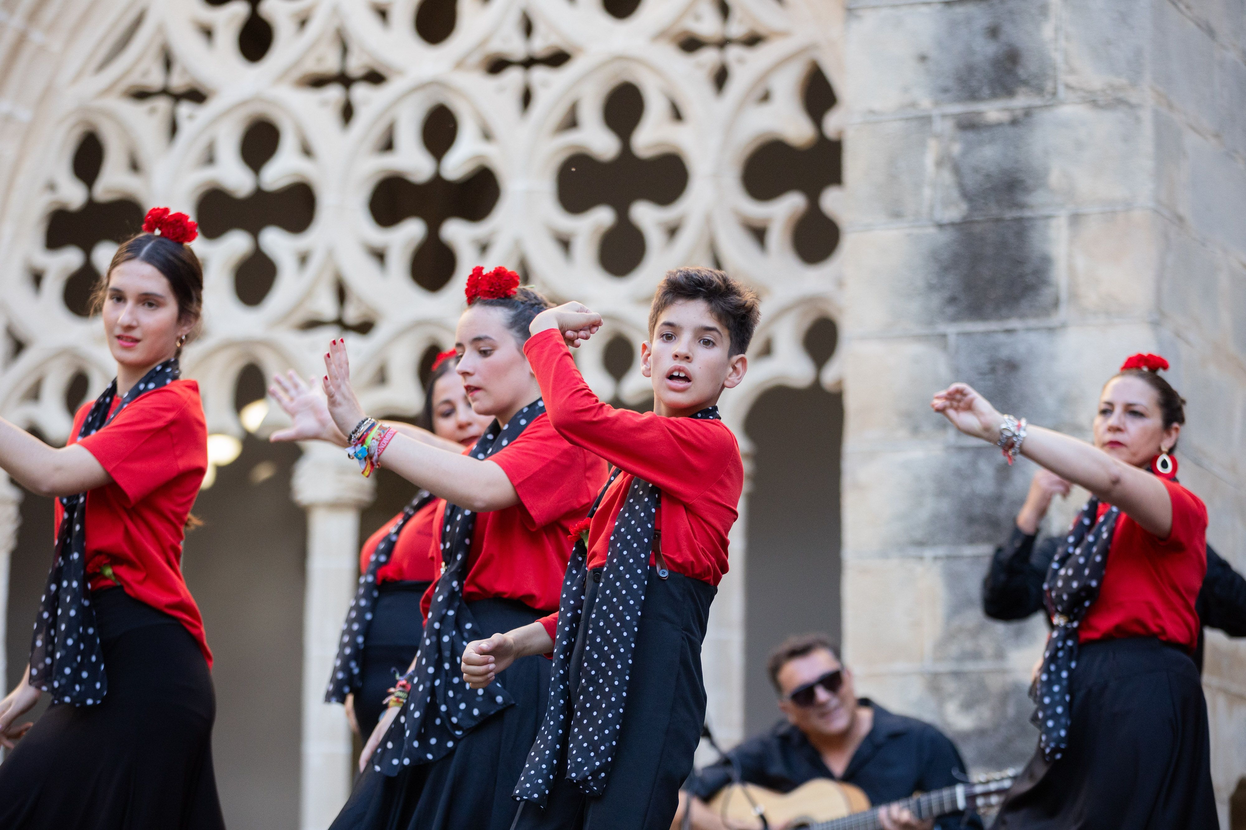  Desfile de 'mujeres con arte' en los Claustros de Santo Domingo de Jerez