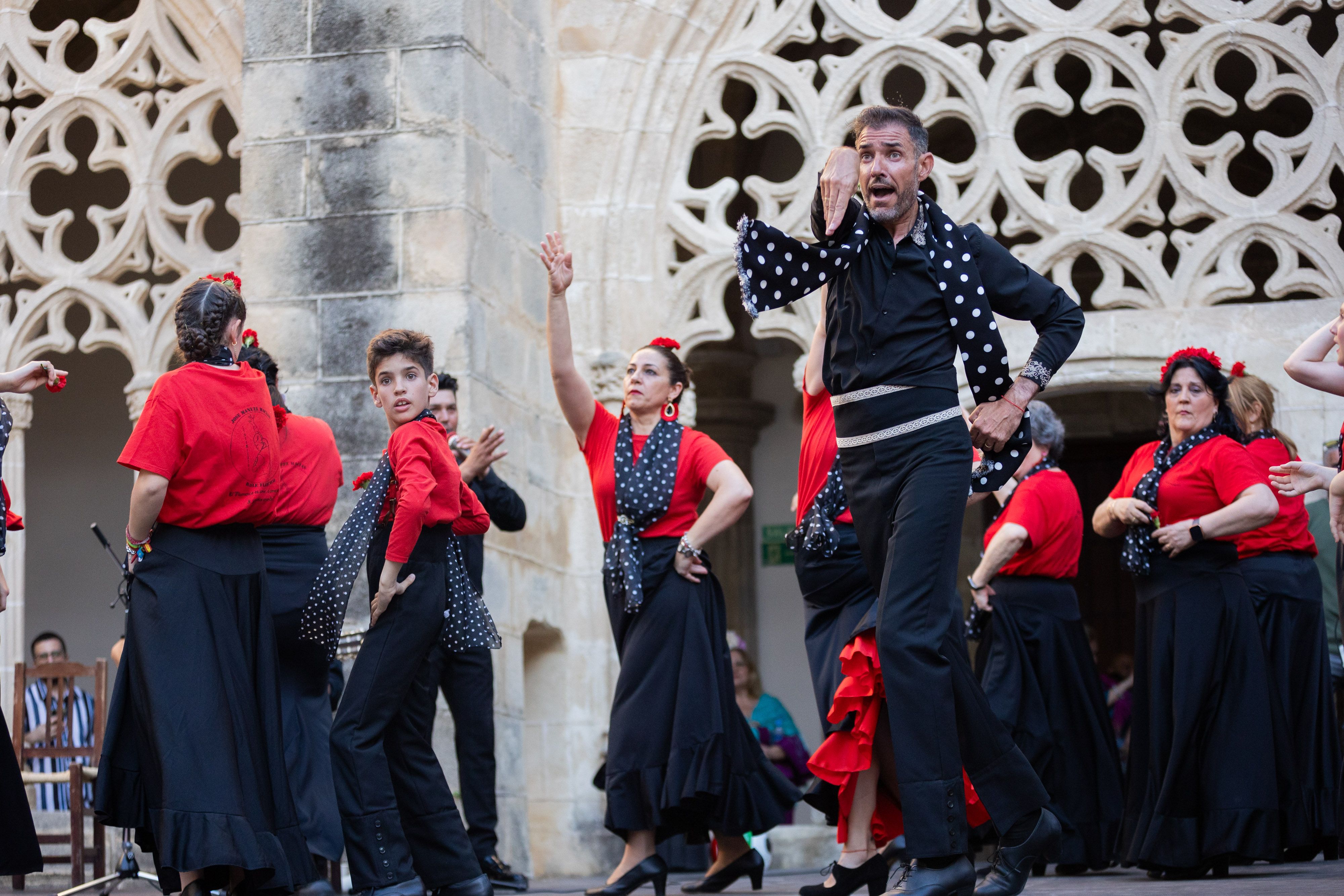  Desfile de 'mujeres con arte' en los Claustros de Santo Domingo de Jerez