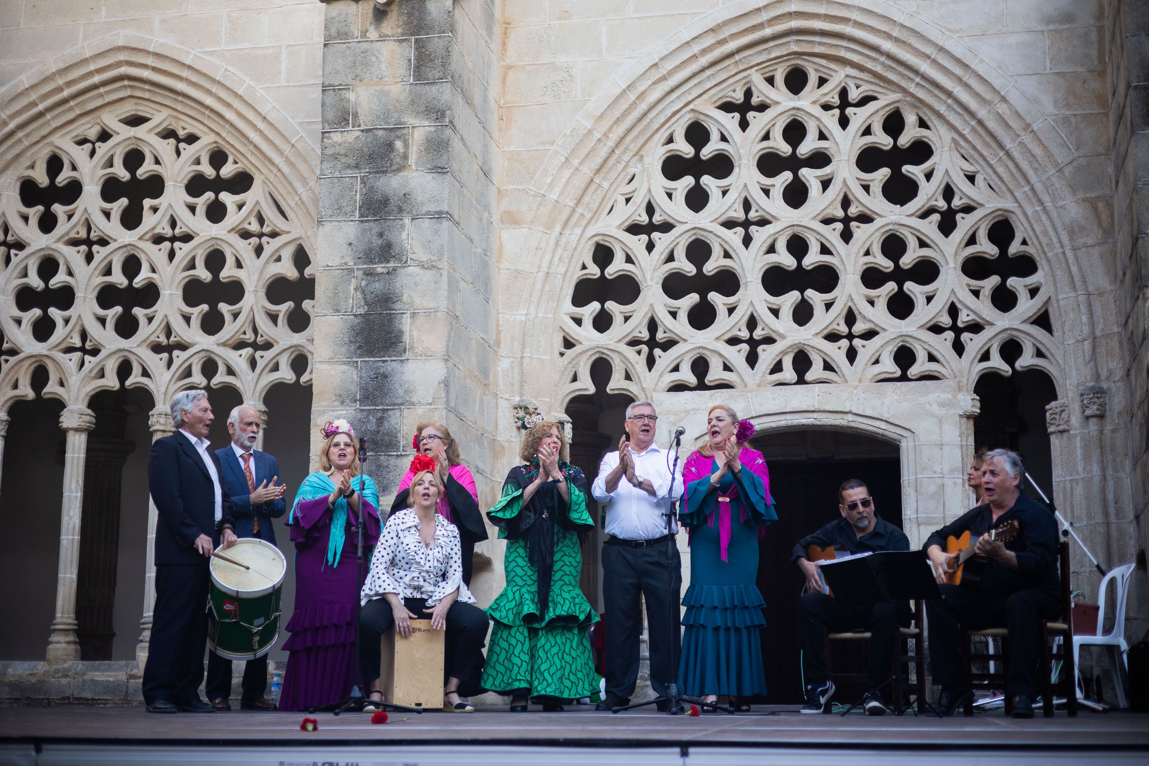  Desfile de 'mujeres con arte' en los Claustros de Santo Domingo de Jerez