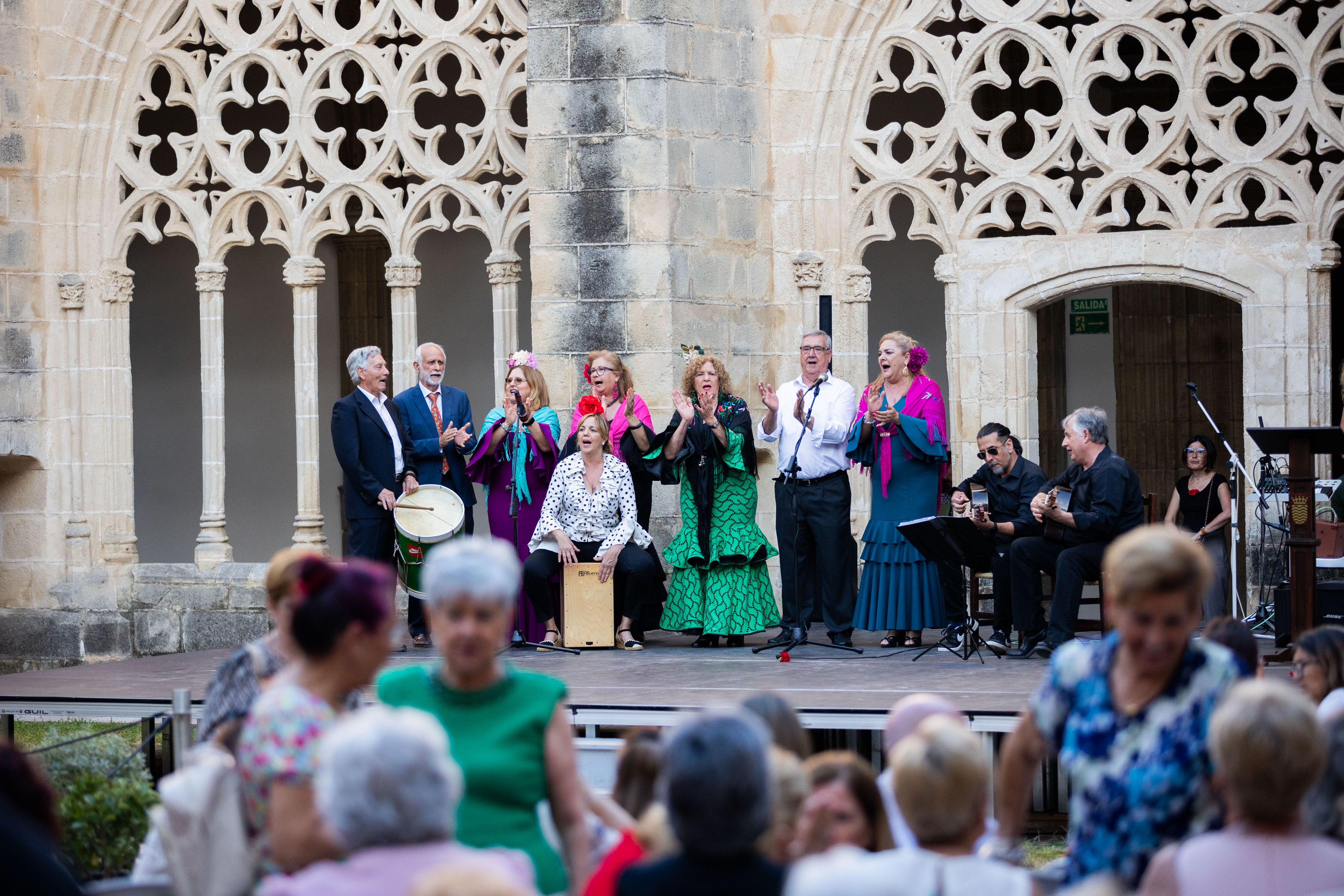  Desfile de 'mujeres con arte' en los Claustros de Santo Domingo de Jerez
