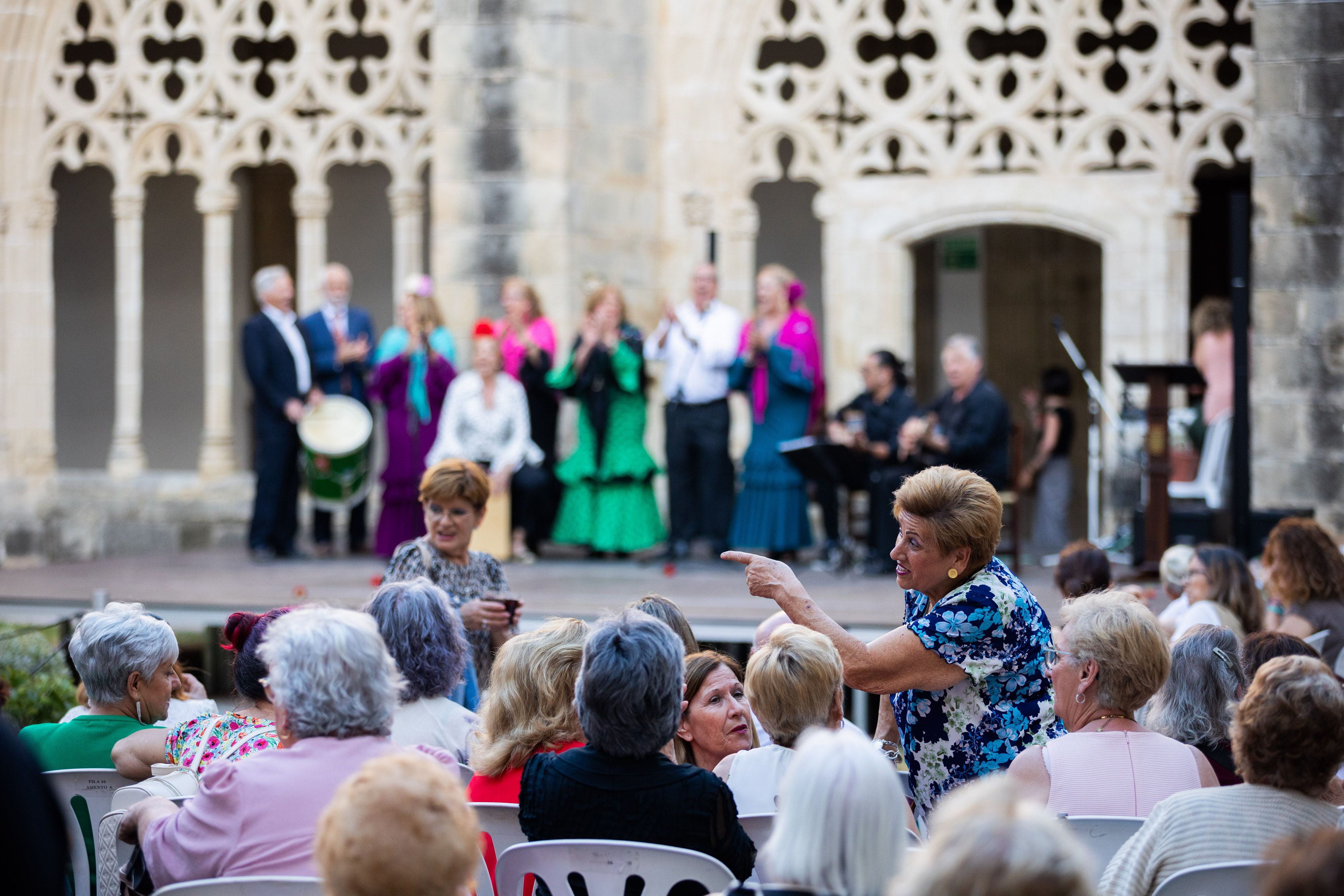  Desfile de 'mujeres con arte' en los Claustros de Santo Domingo de Jerez