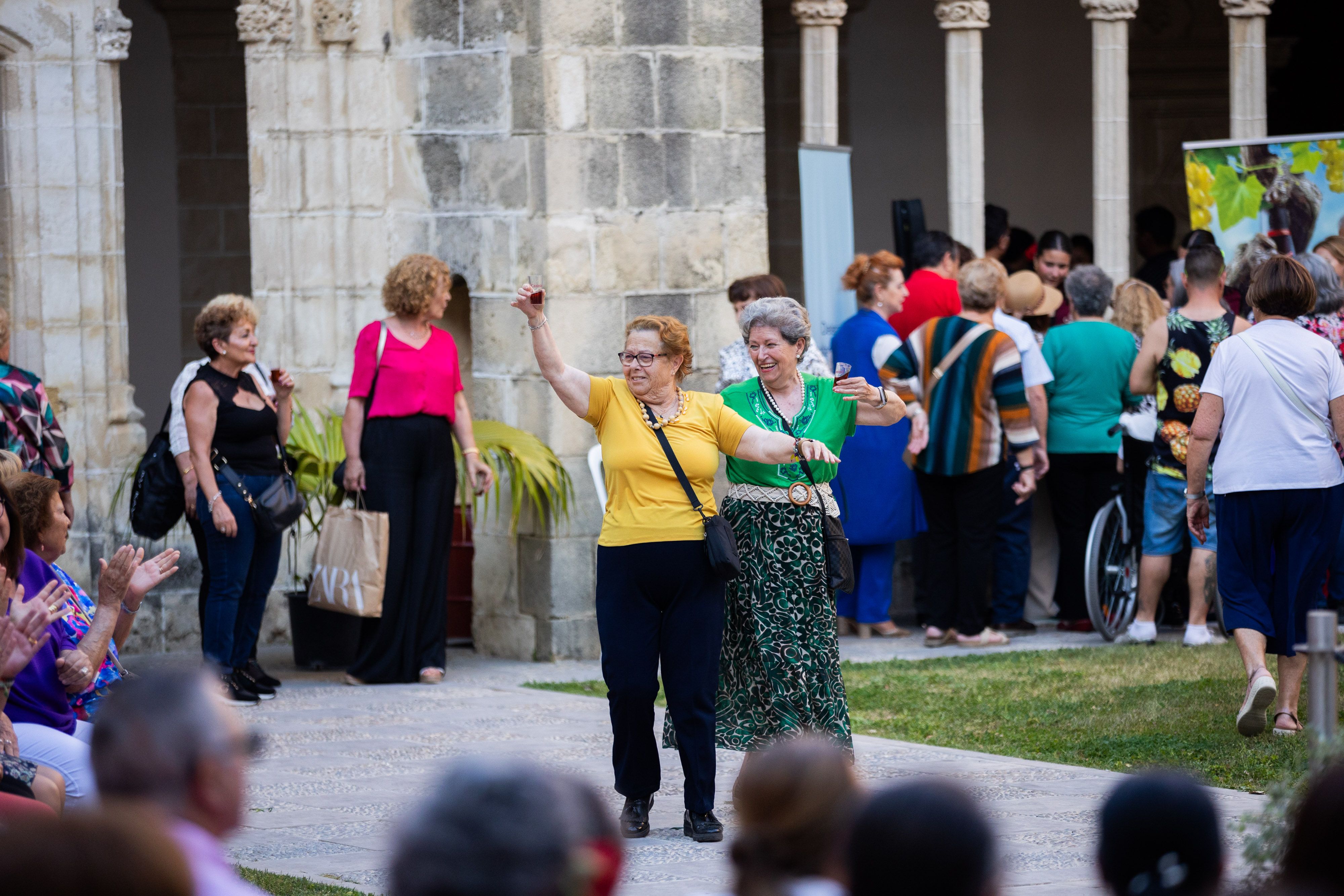  Desfile de 'mujeres con arte' en los Claustros de Santo Domingo de Jerez