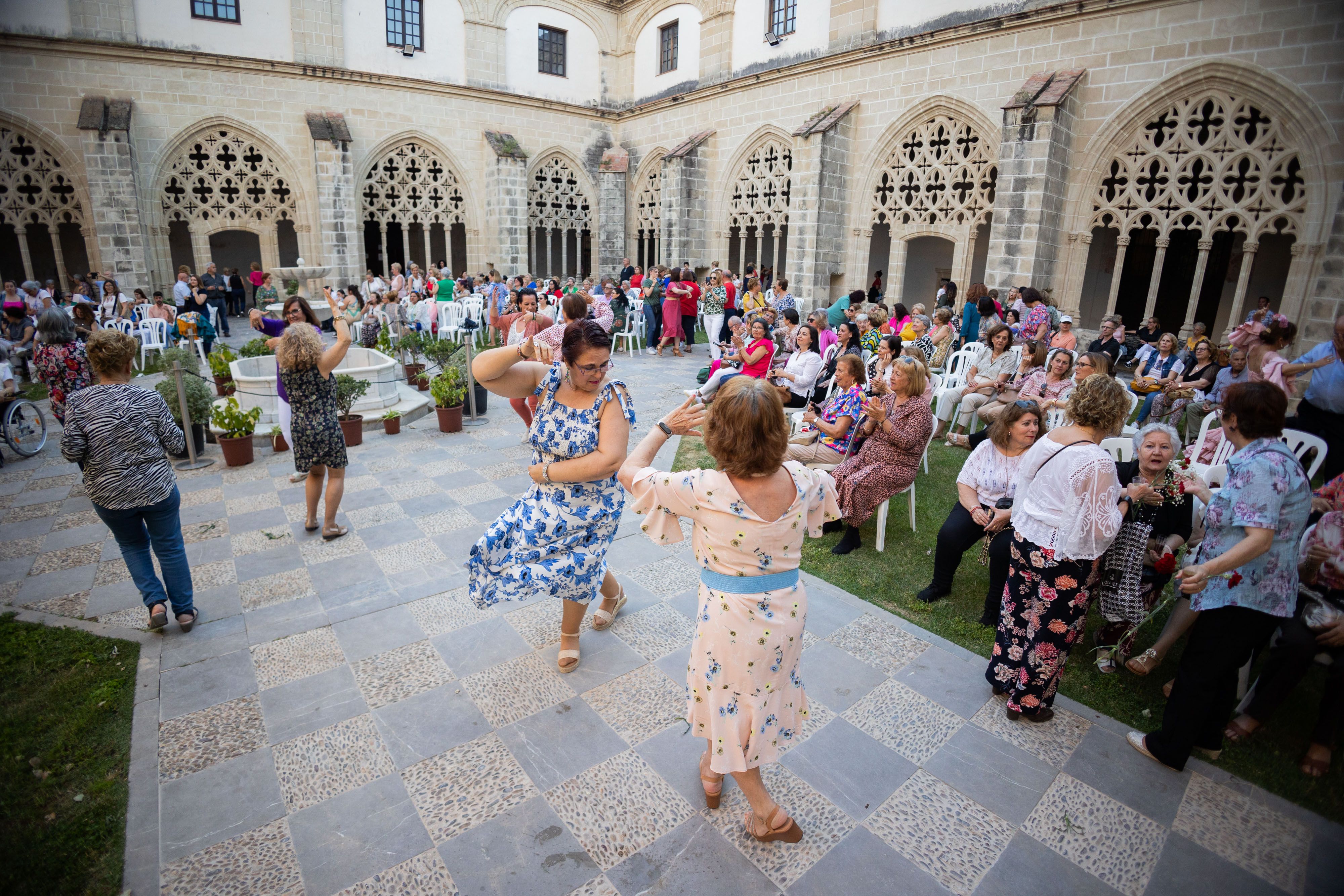  Desfile de 'mujeres con arte' en los Claustros de Santo Domingo de Jerez