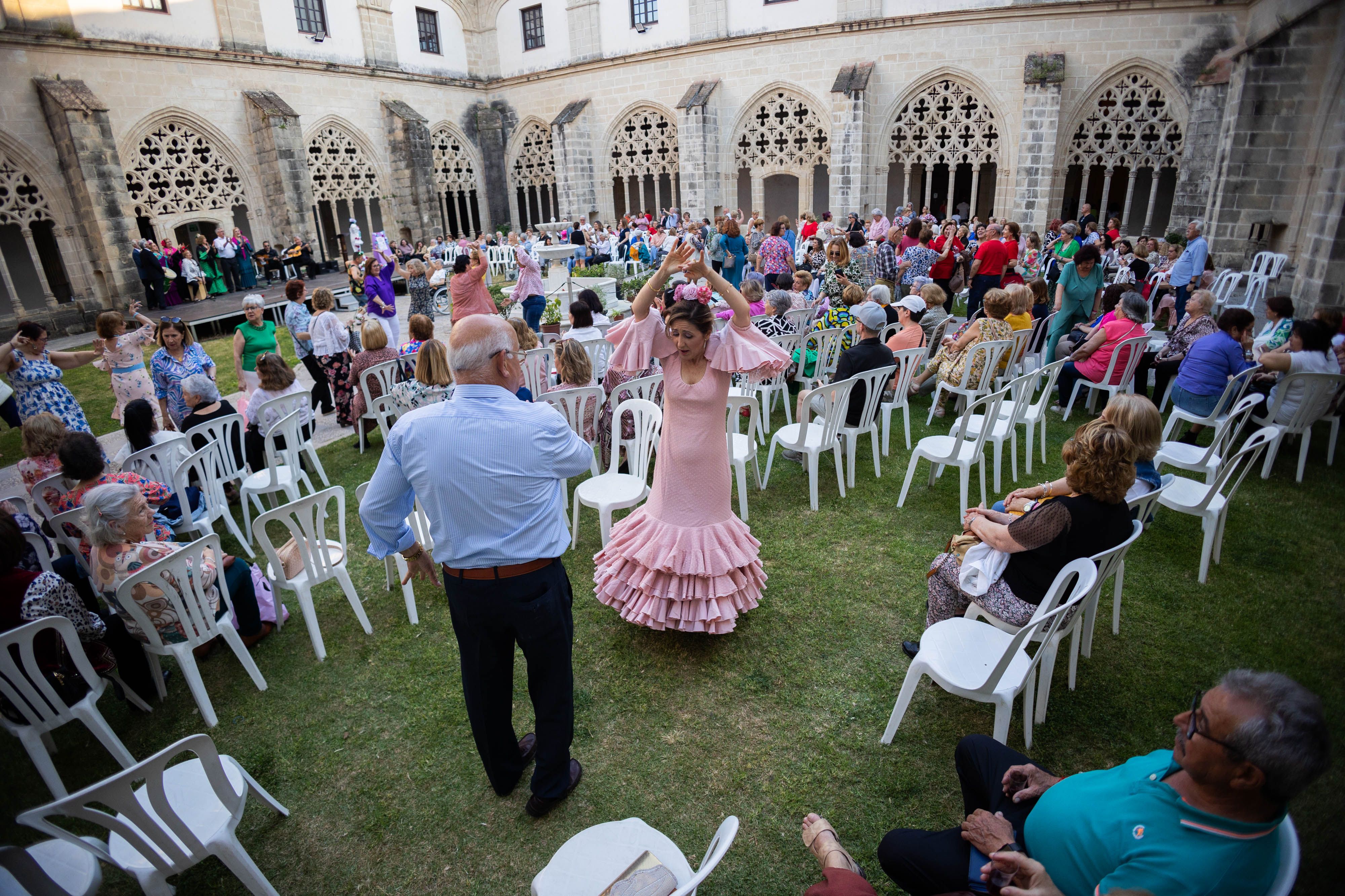  Desfile de 'mujeres con arte' en los Claustros de Santo Domingo de Jerez
