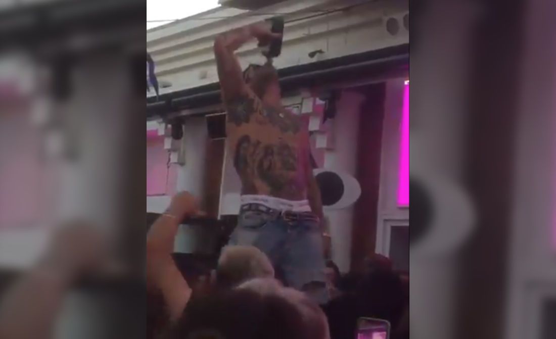 Un momento del vídeo en el que un DJ escupe alcohol a los asistentes a una fiesta en Torremolinos, el pasado verano.