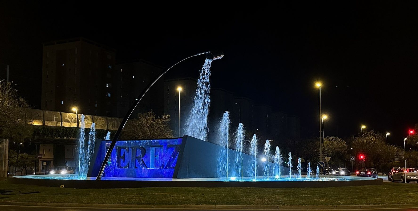 La rotonda de la venencia de Jerez, de noche.