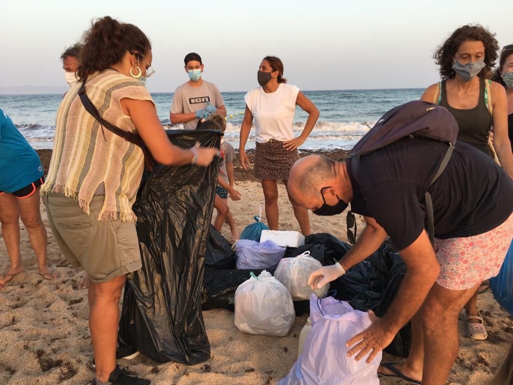 Varios voluntarios del Comando Burgaillo, en una batida de limpieza. FOTO: JUAN CARLOS TORO