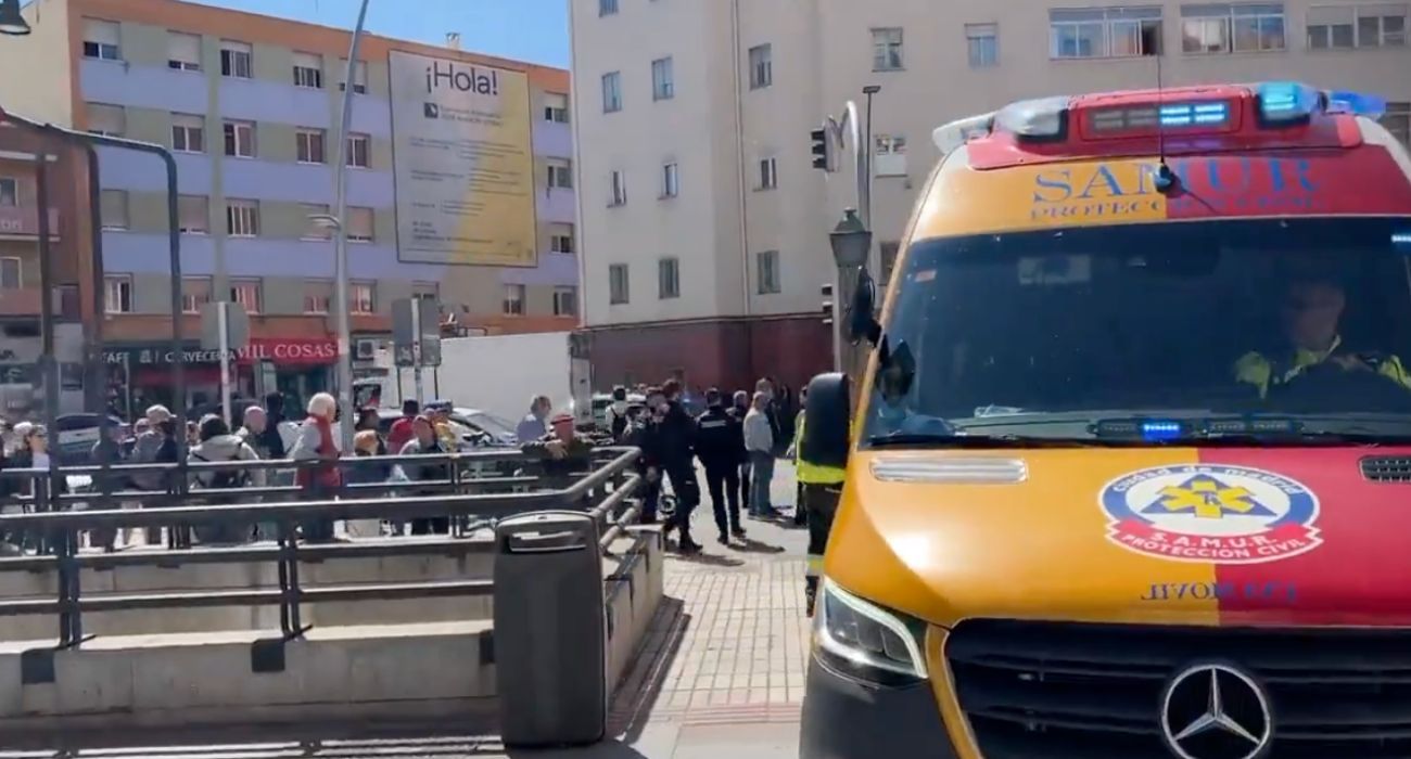 Una ambulancia, en el exterior de la entrada de metro donde ha tenido lugar el apuñalamiento.