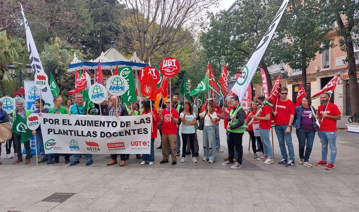 Concentración en Cádiz en defensa de la enseñanza pública de Andalucía.