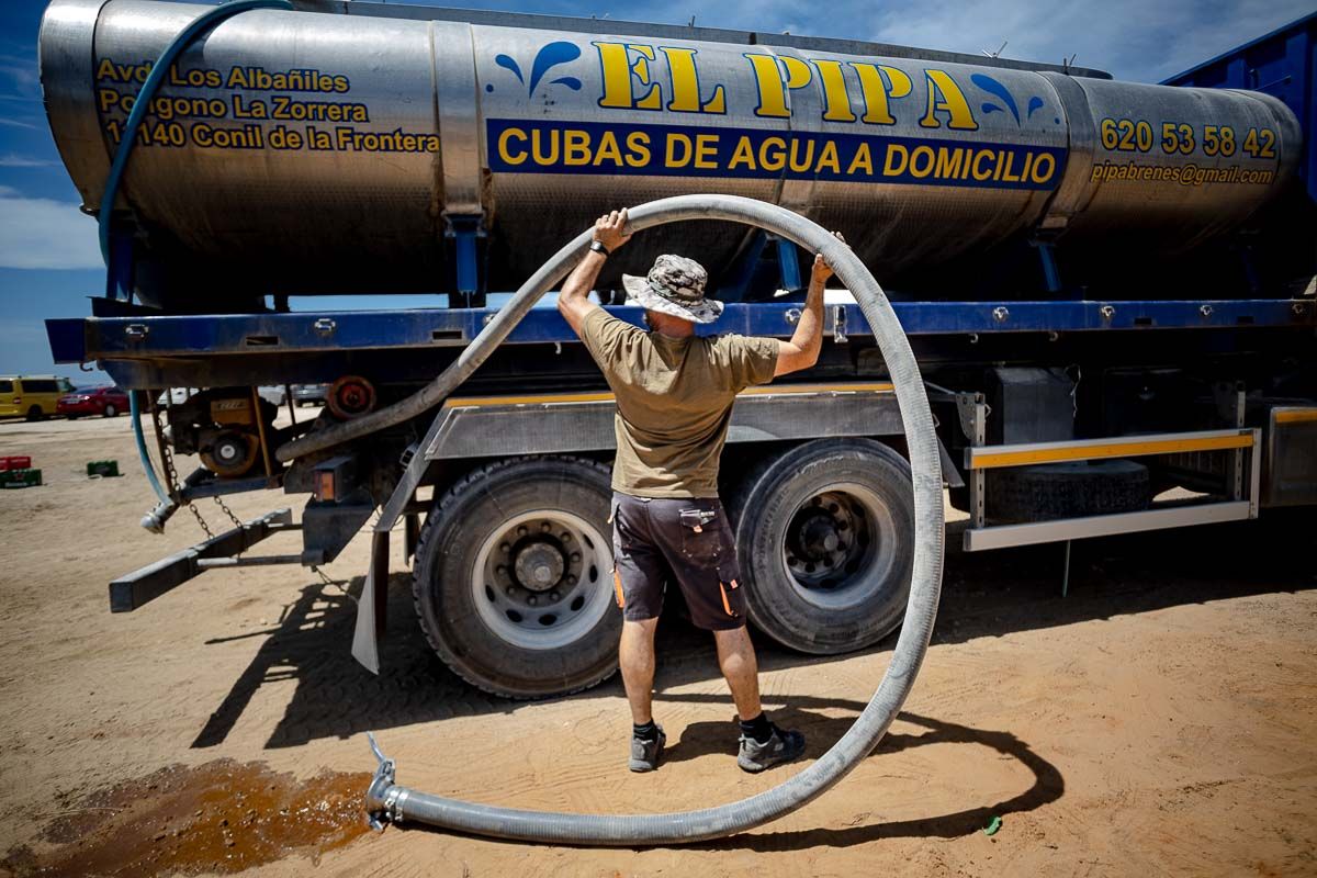 'El Pipa', descargando agua, en una imagen reciente. FOTO: JUAN CARLOS TORO