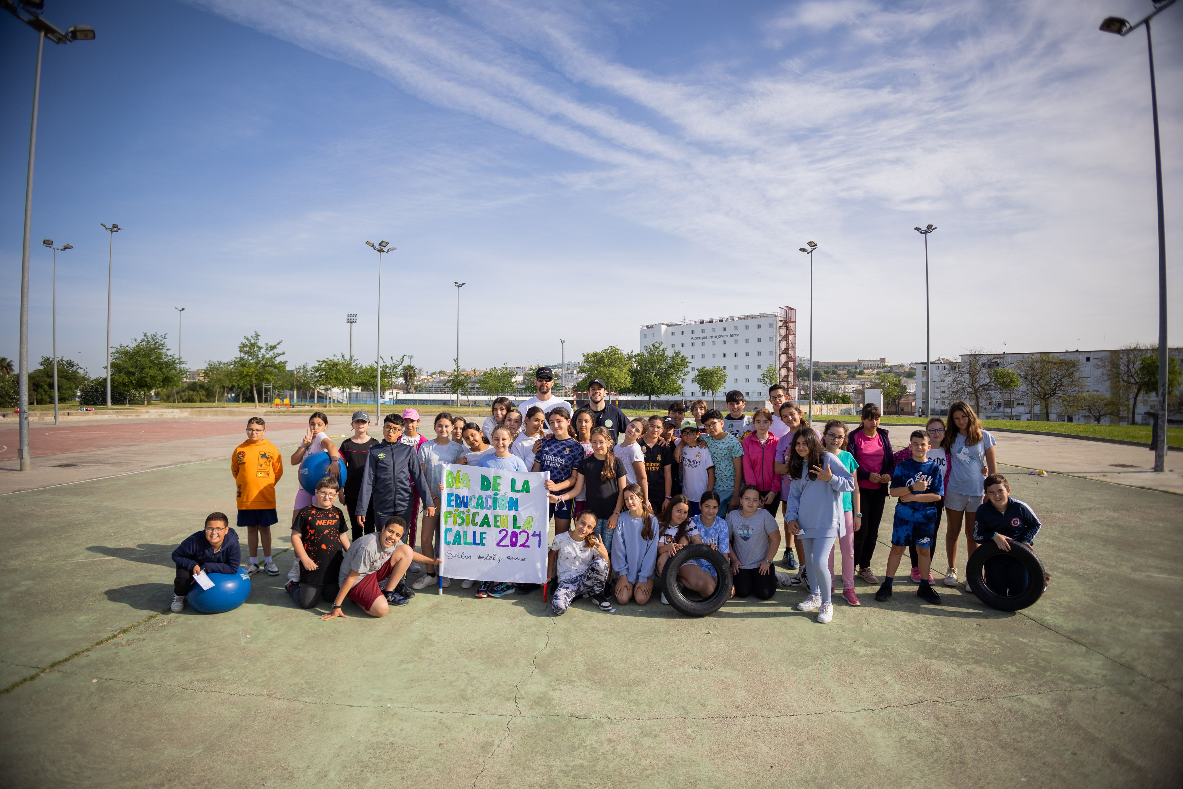 Alumnos y profesores del CEIP Torresoto posan en este Día de la Educación Física en la Calle, en Jerez.
