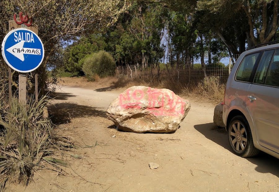 Una piedra interrumpe el paso a la playa de Mangueta. FOTO: AVV ZAHORA
