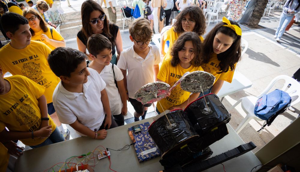 Los alumnos del CEIP Guadaluz, de Guadalcacín, muestran los instrumentos fabricados.