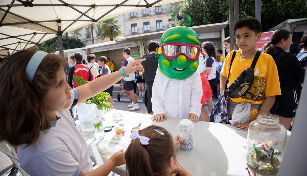 Lola y Carlota, del colegio SAFA, explican sus proyectos.