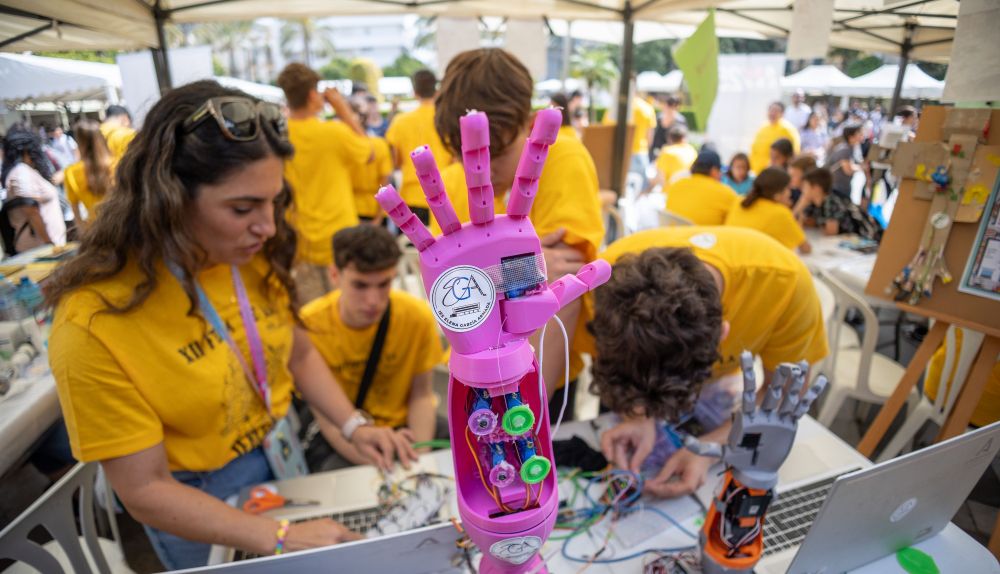 Brazo robotizado creado por los estudiantes del IES Elena García Armada de Jerez.