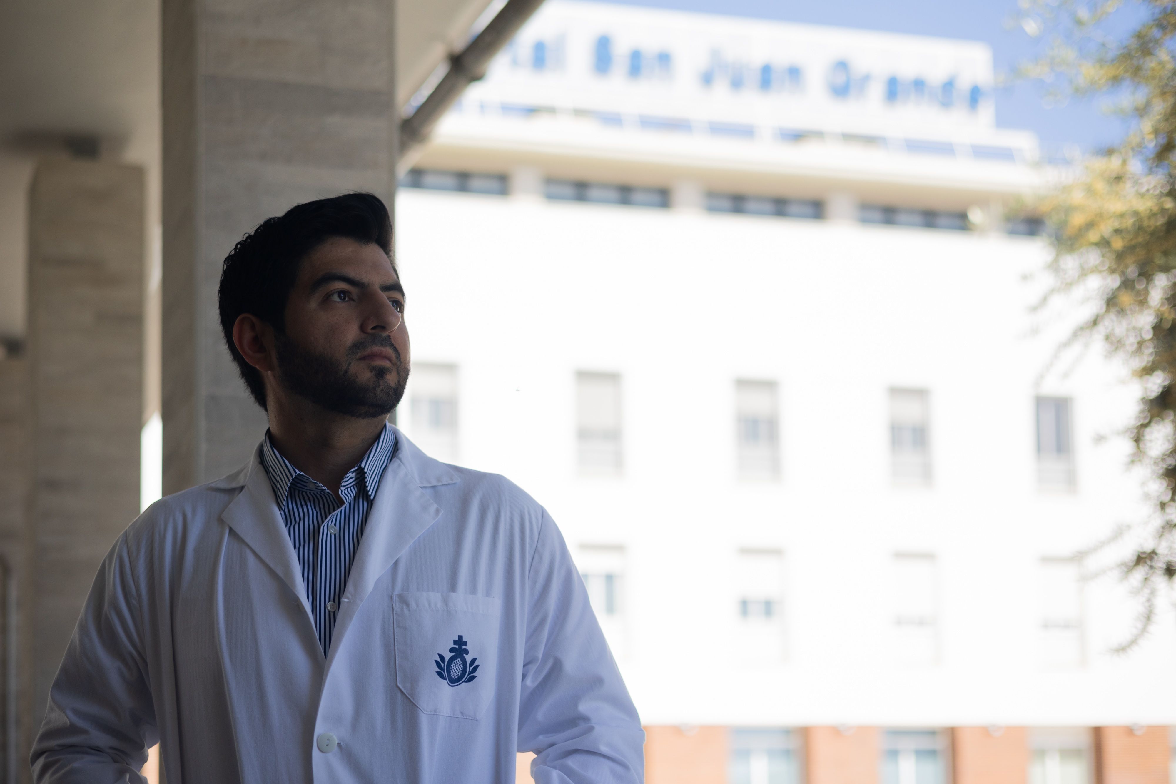 El hondureño, doctor Ever Josua Estrada, de la Unidad de Injerto Capilar del Hospita San Juan Grande.