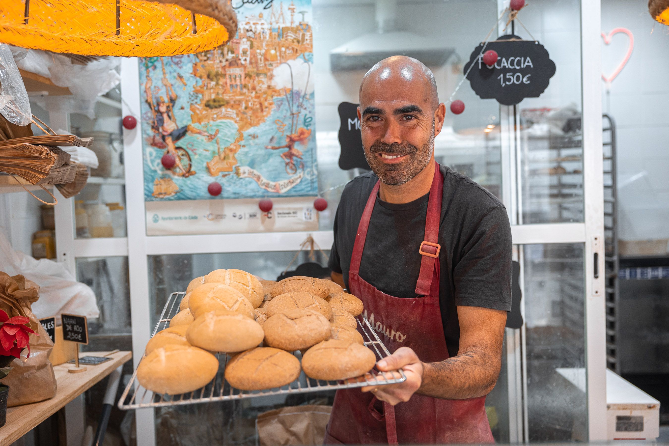 El italiano Mauro Tagliacozzo, en el despacho de pan, Horno 13, de Cádiz.