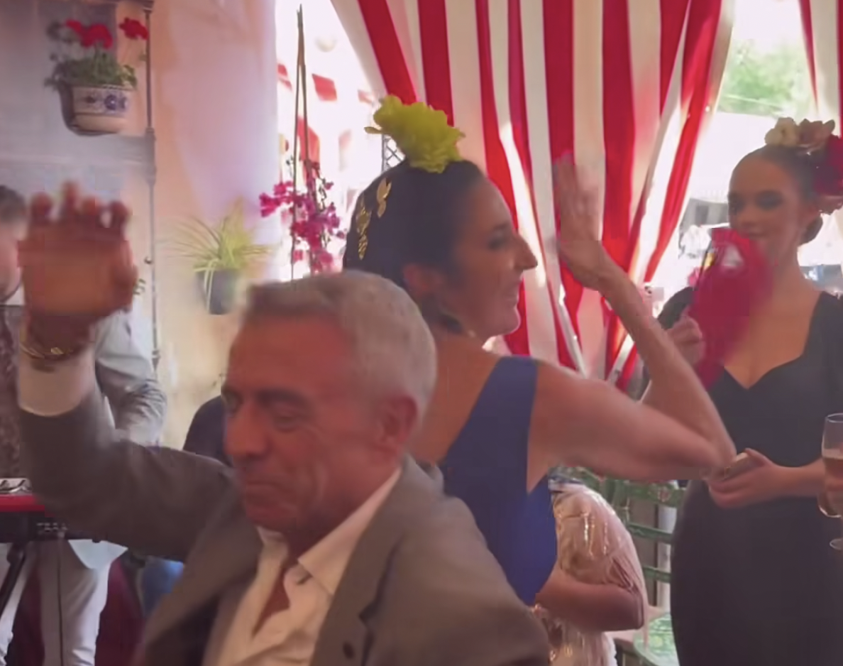 El Turronero baila sevillanas con Paz Padilla en la caseta que alquiló en la Feria de Abril de Sevilla.