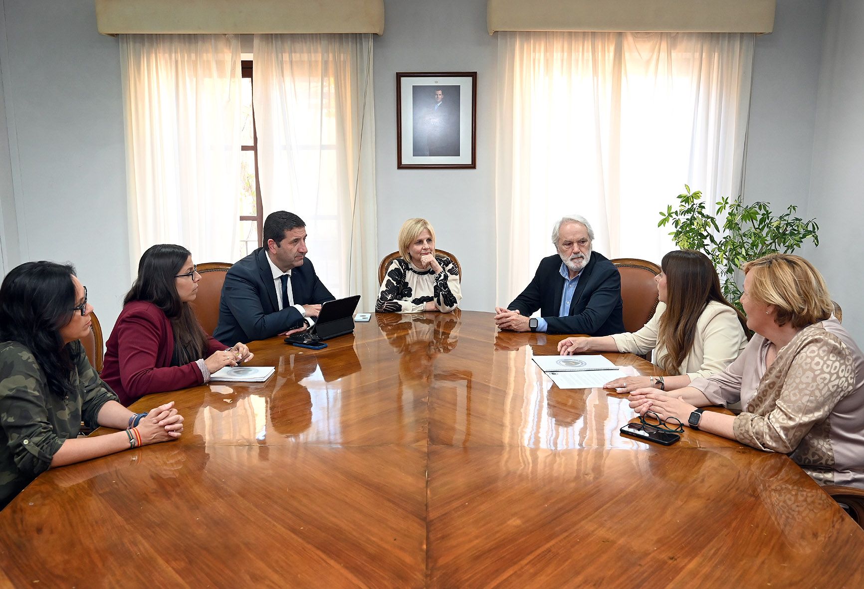 La alcaldesa y delegados durante la reunieron con la Plataforma Nuestro Corazón por Bandera.