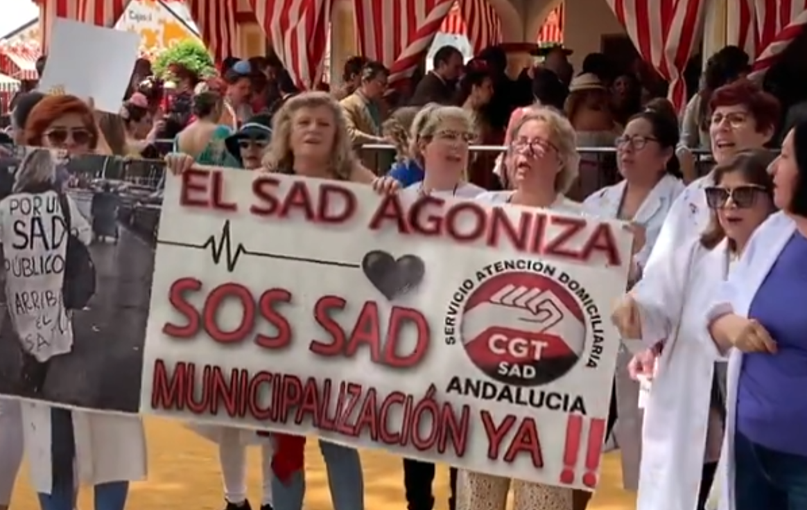 Un momento de la protesta del Servicio de Ayuda a Domicilio por las calles de la Feria de Sevilla, este miércoles.