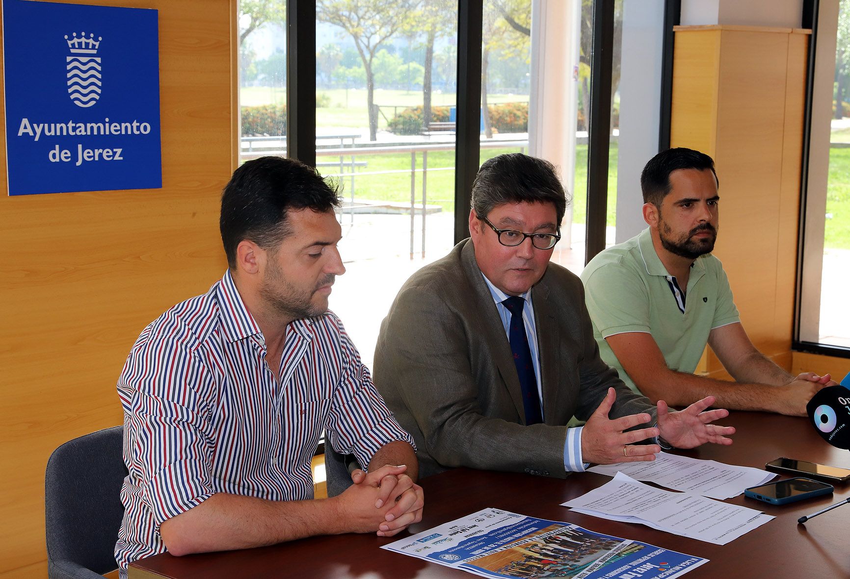 28 equipos mixtos participarán en la Liga Municipal de Fútbol Sala. El delegado y promotores del campeonato en la presentación.