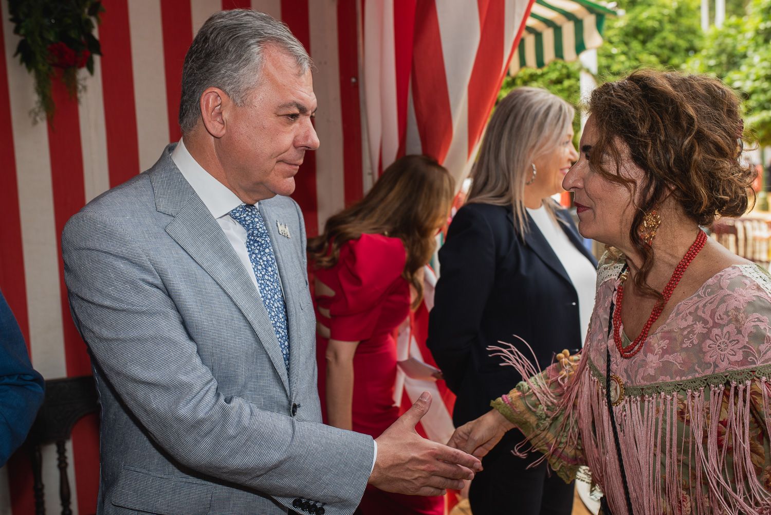 La recepción de Diputación de Sevilla en la caseta municipal, en imágenes.