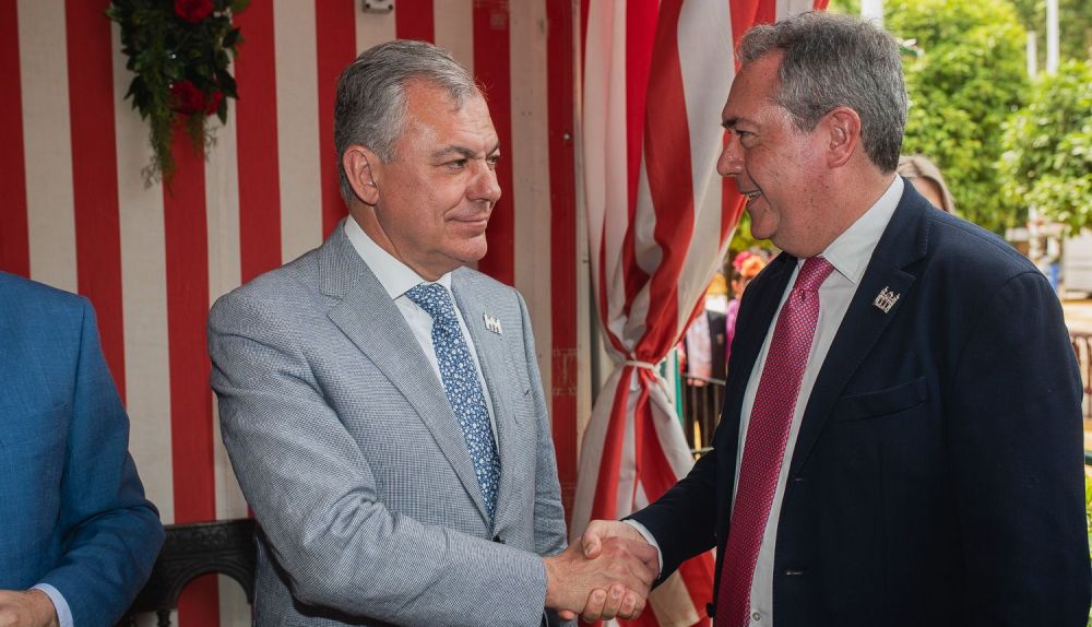 La recepción de Diputación de Sevilla en la caseta municipal, en imágenes.