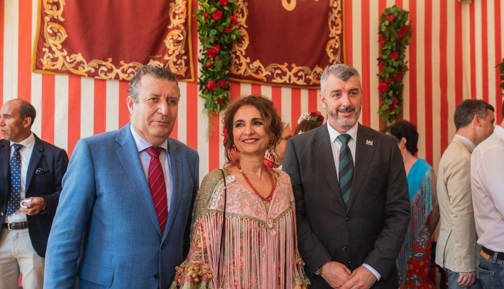 La recepción de Diputación de Sevilla en la caseta municipal, en imágenes.