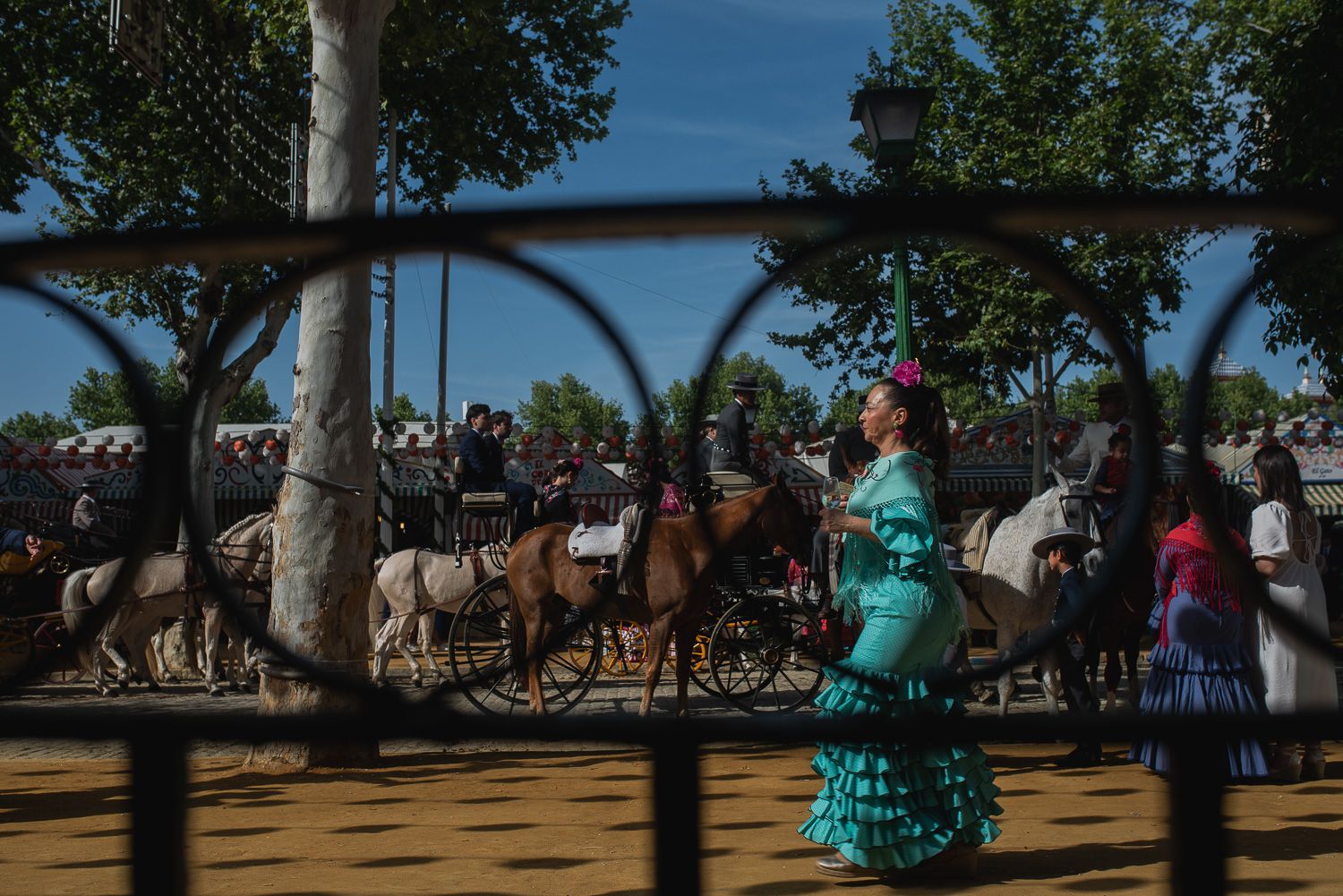 Varias personas pasean por la Feria de Sevilla, estos días.