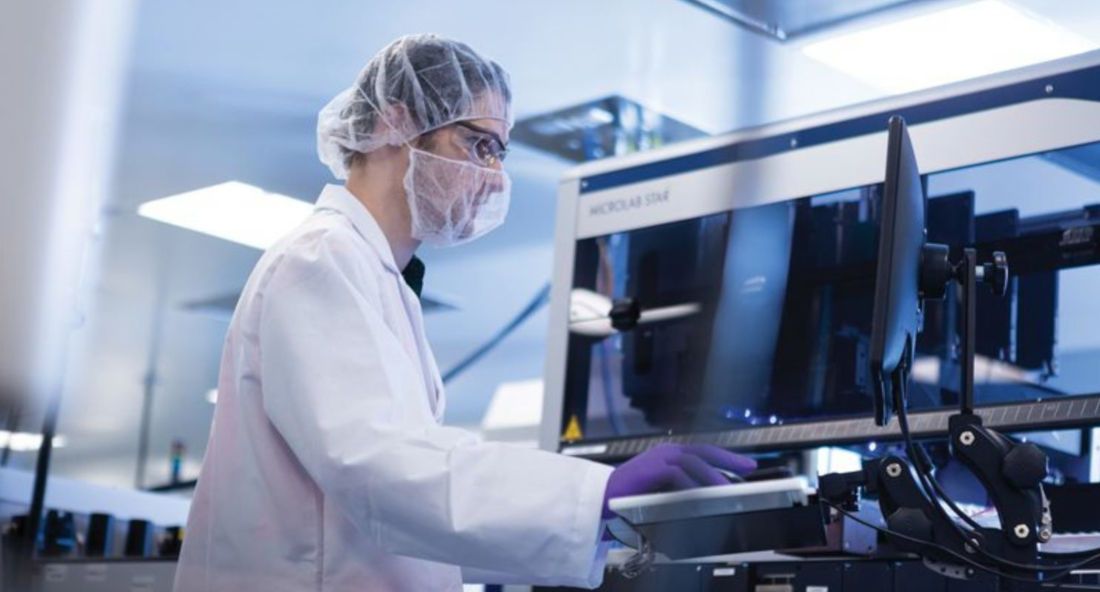 Un investigador desarrolla su labor en Moderna.