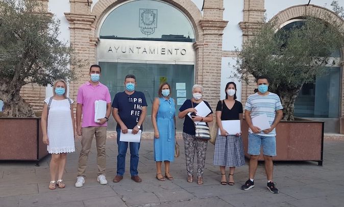 Vecinos de Huertas del Río, presentando las firmas en el Ayuntamiento de Archidona.