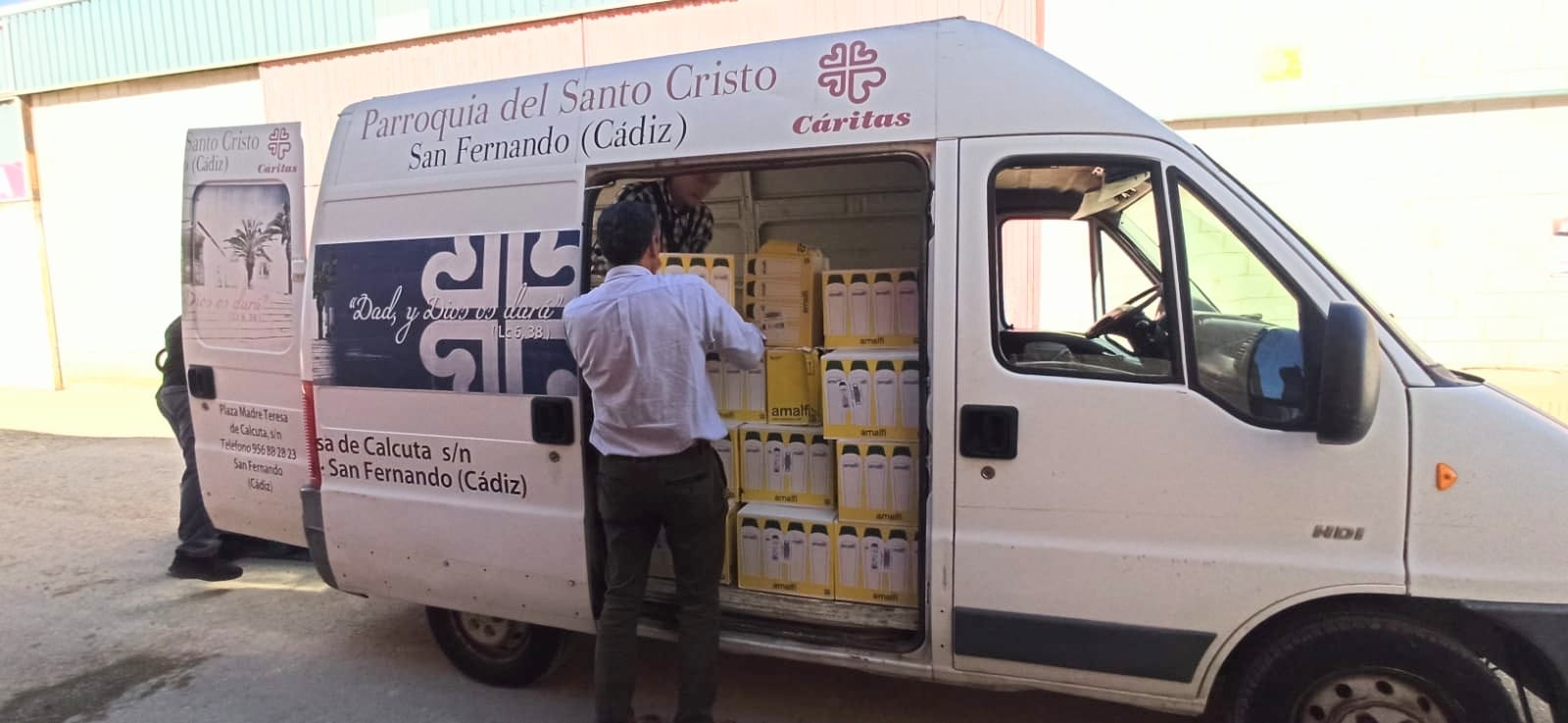  533 familias se benefician de la campaña de caridad del Consejo de Hermandades de San Fernando. El transporte de Caritas cargado con los productos.