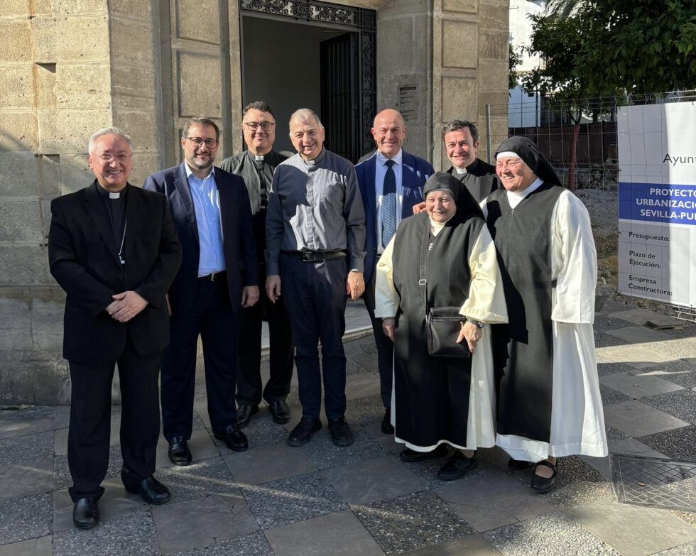 El obispo junto, miembros de la fundación y las religiosas en el convento del Espíritu Santo. 