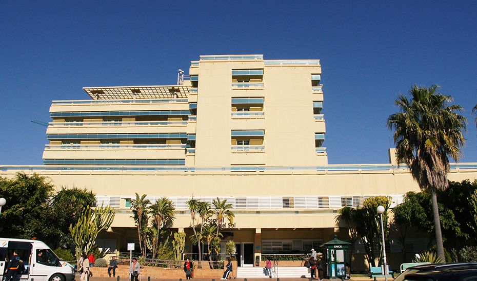 El Hospital Costa del Sol, donde se encuentra ingresada la pareja de 19 años del agresor.