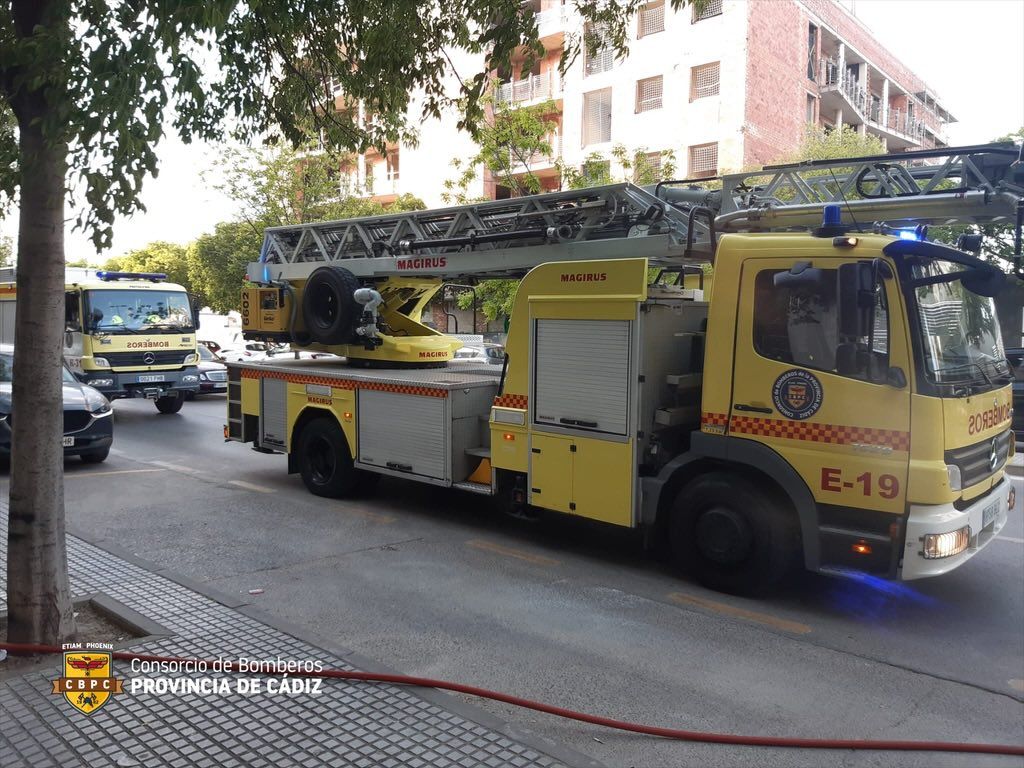 Los bomberos, en el incendio del salón de belleza en Jerez.