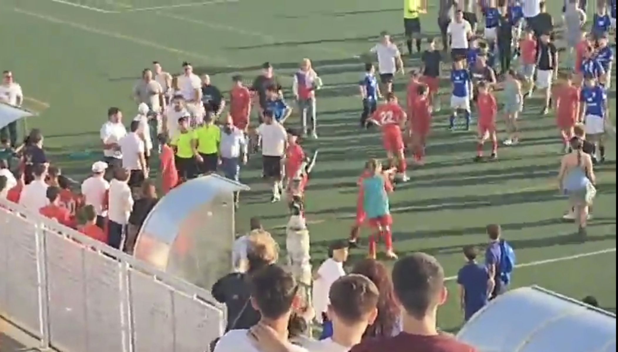 Captura de los incidentes vividos en el derbi de infantiles en Jerez.