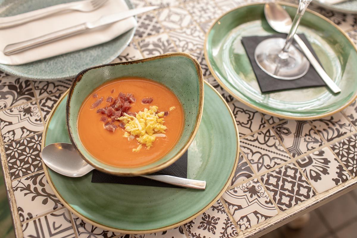 Imagen de archivo de un plato de salmorejo.