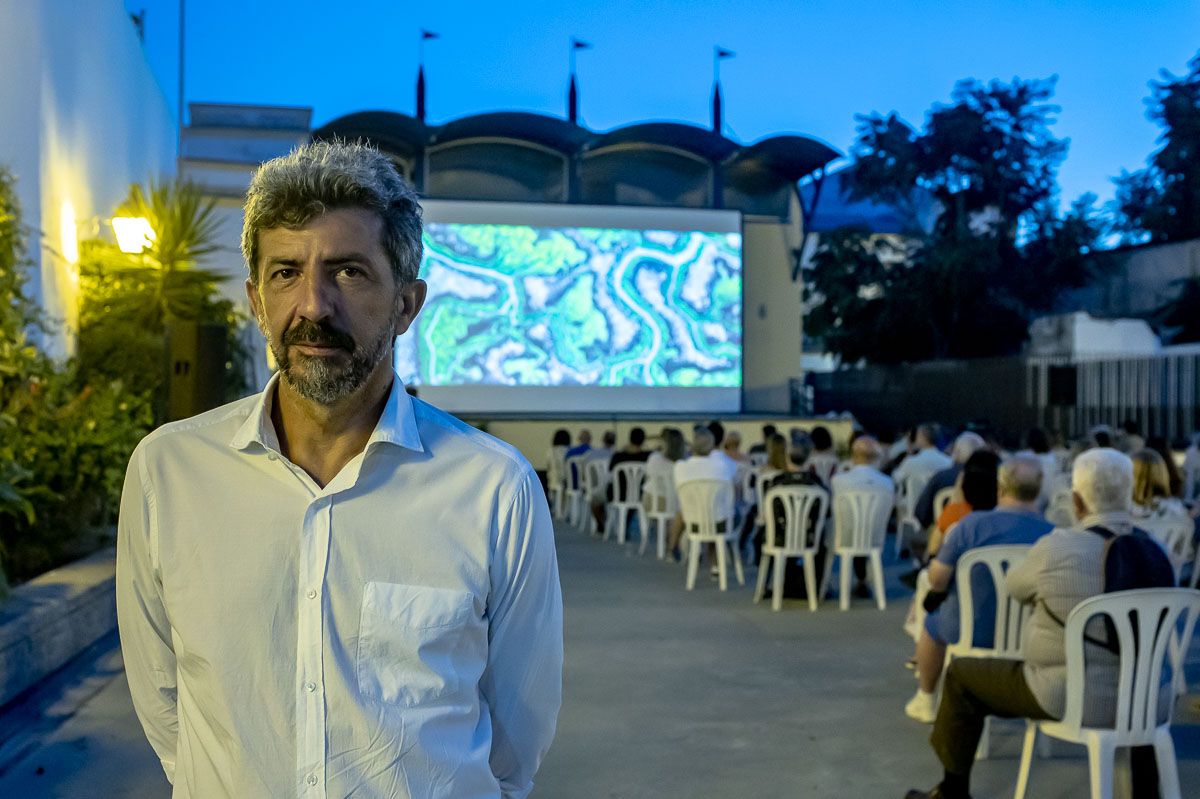 Alberto Rodríguez, en el Cine Astoria, en Jerez, en una sesión veraniega, tras la entrevista, mientras comienza 'La Isla Mínima'. FOTO: JUAN CARLOS TORO