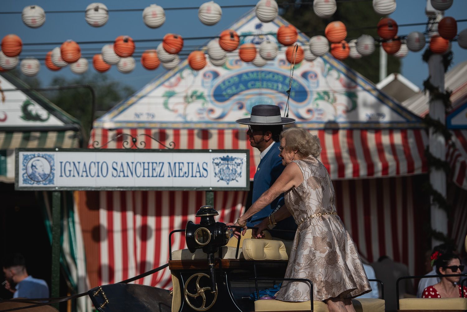 Dos personas, en un coche de caballos en la última Feria de Sevilla.