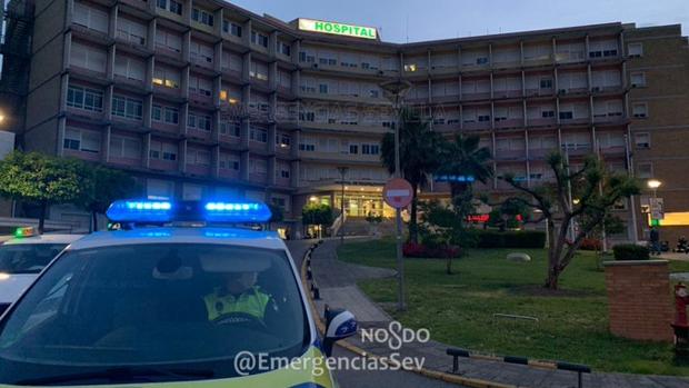 Policía en el Hospital Virgen del Rocío de Sevilla, referencia en Andalucía del covid. Foto: Emergencias Sevilla